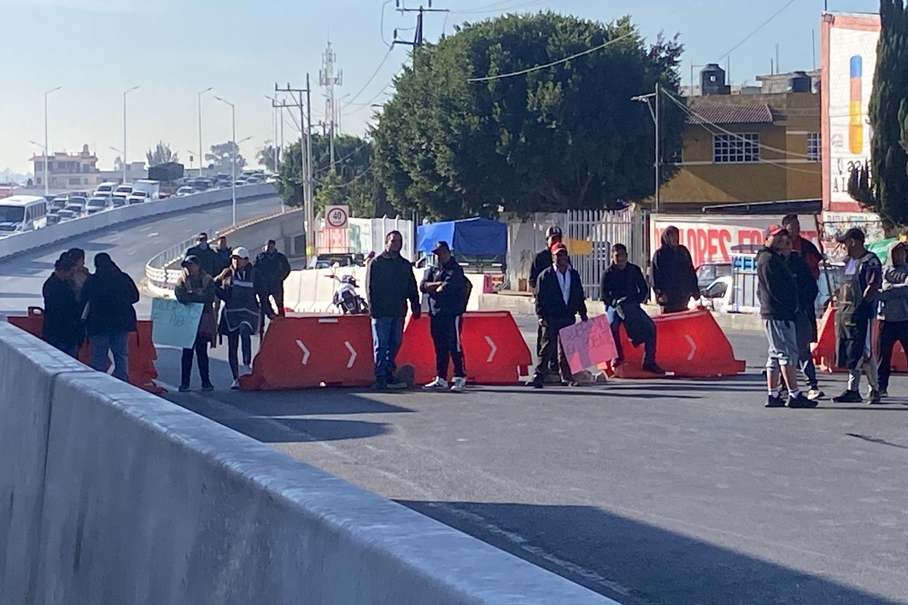 VIDEO Vecinos bloquean la Vía Corta a Santa Ana