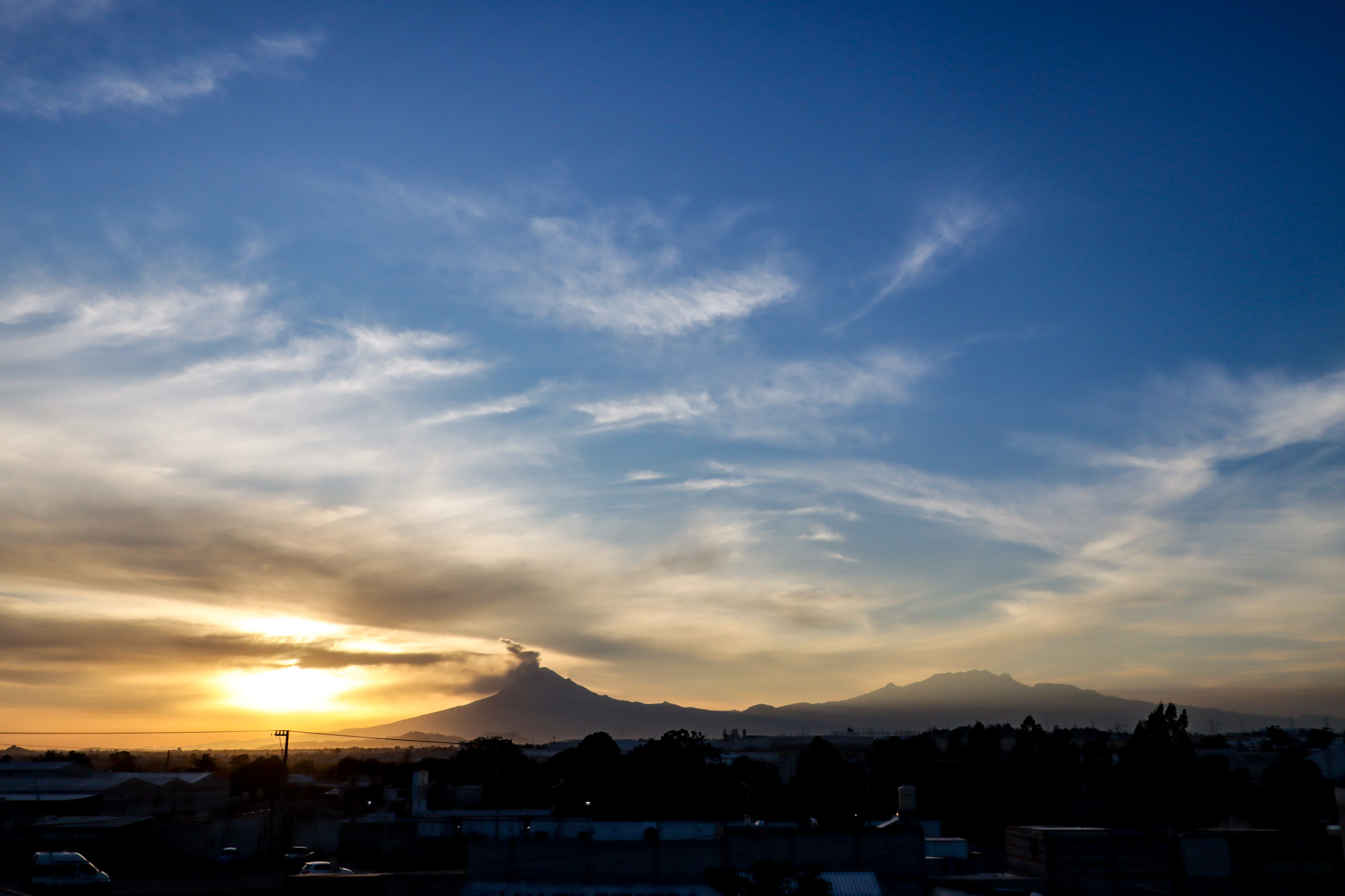 VIDEO Belleza de atardecer en Puebla, acompañado del Popocatépetl