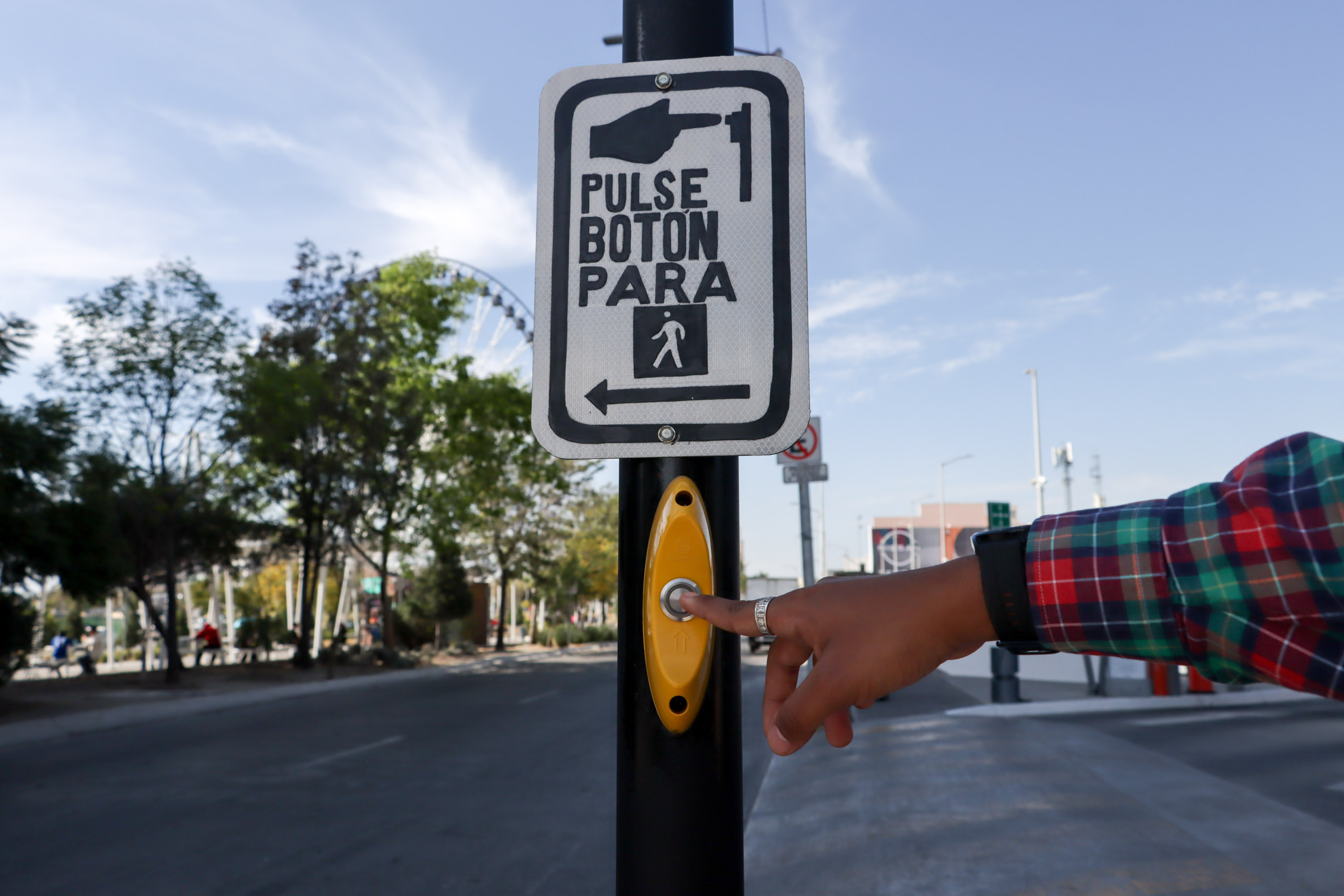 VIDEO Instalan semáforo y botón para el cruce peatonal en Distribuidor Vial de Osa Mayor