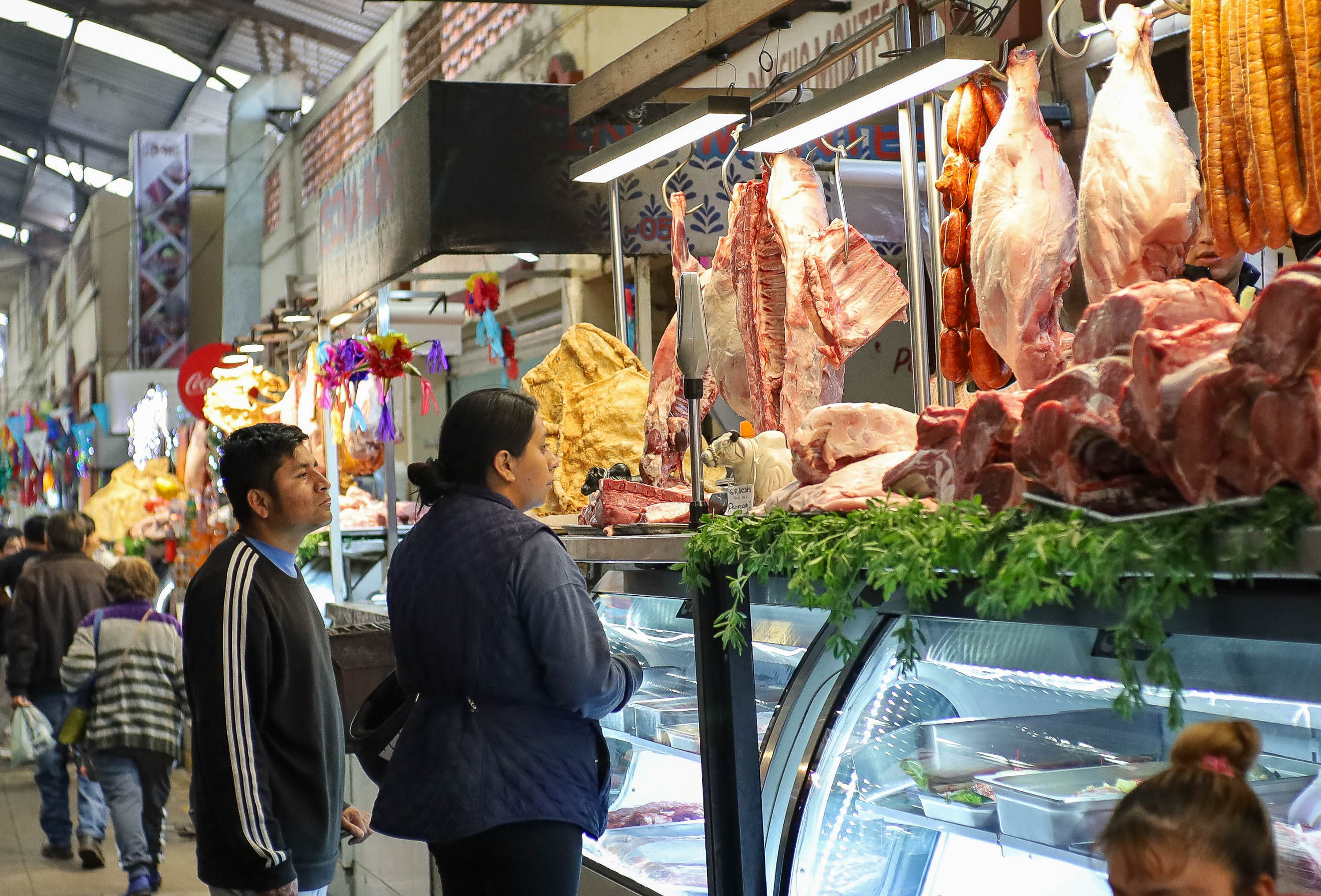 VIDEO Mercado en San Pedro Cholula se llena por compras navideñas