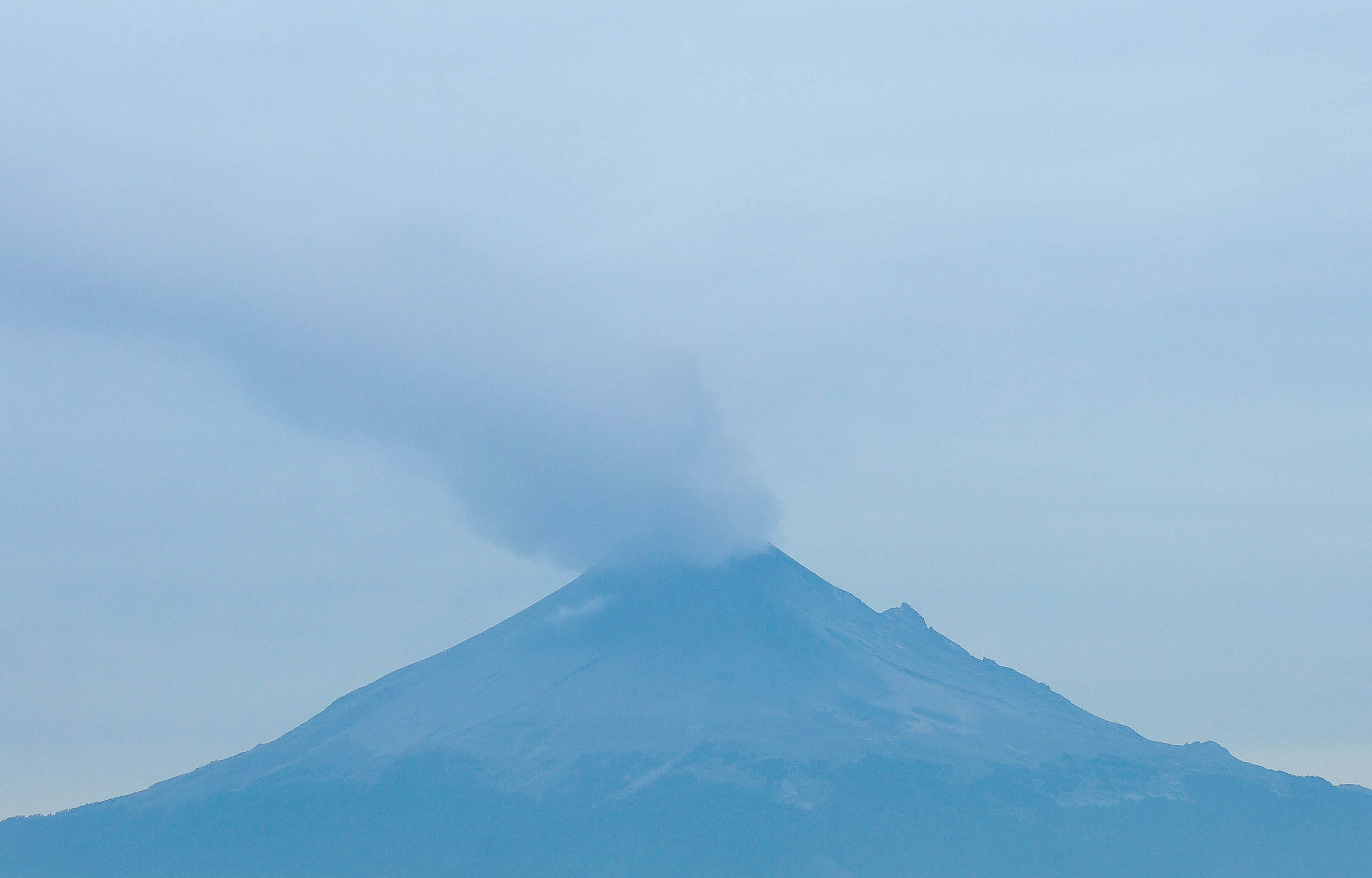 VIDEO Popocatépetl mantiene actividad en víspera de Navidad