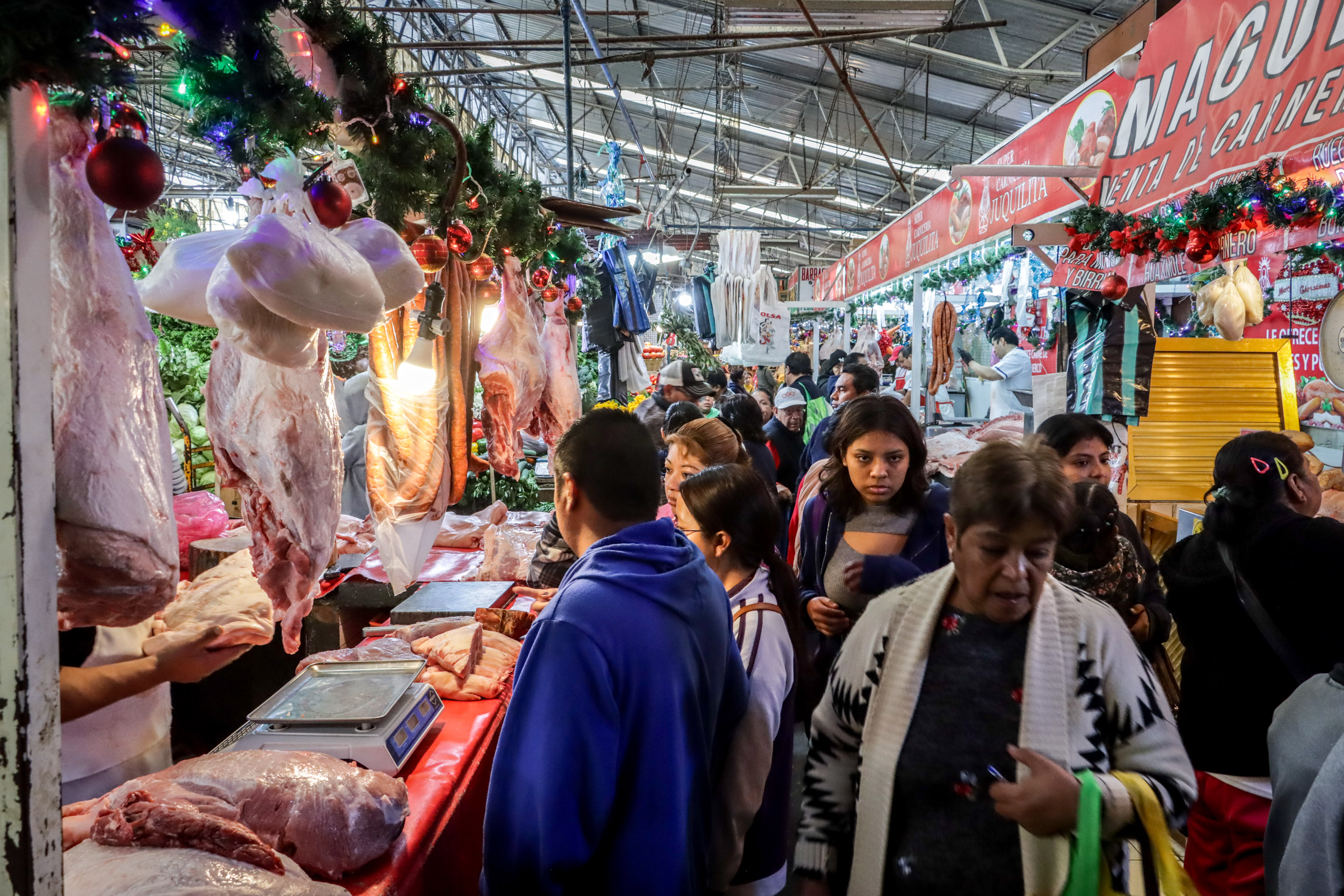 Se llenan los mercados poblanos para comprar productos de la cena navideña