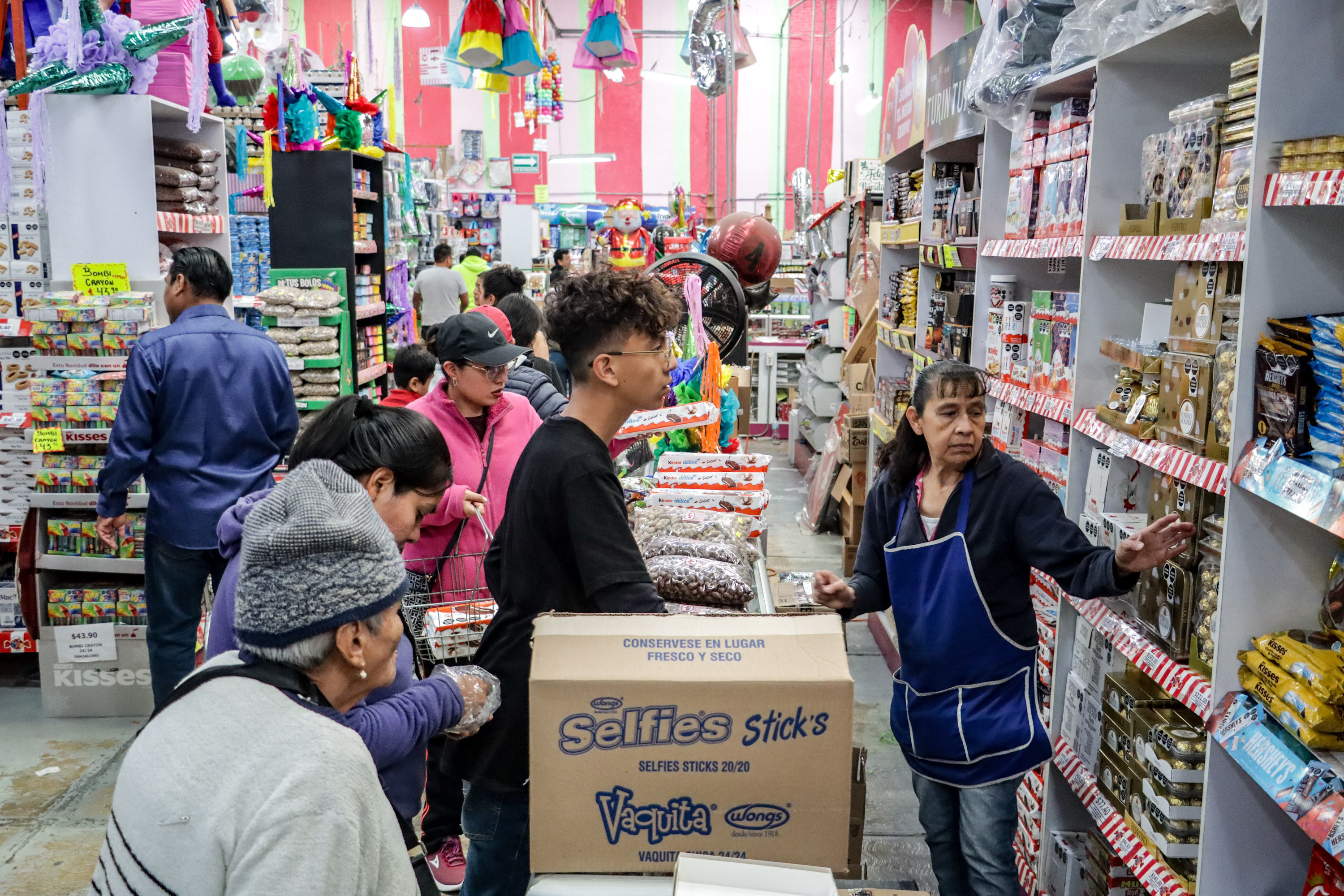 VIDEO Gran demanda de dulces para armar los aguinaldos y llenar las piñatas