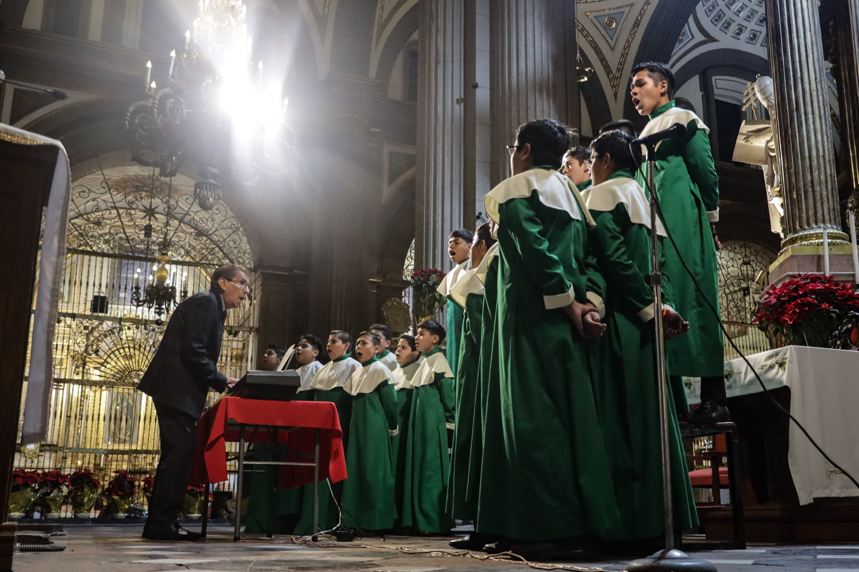 VIDEO Se presenta en Catedral el Coro Niños Cantores de Puebla