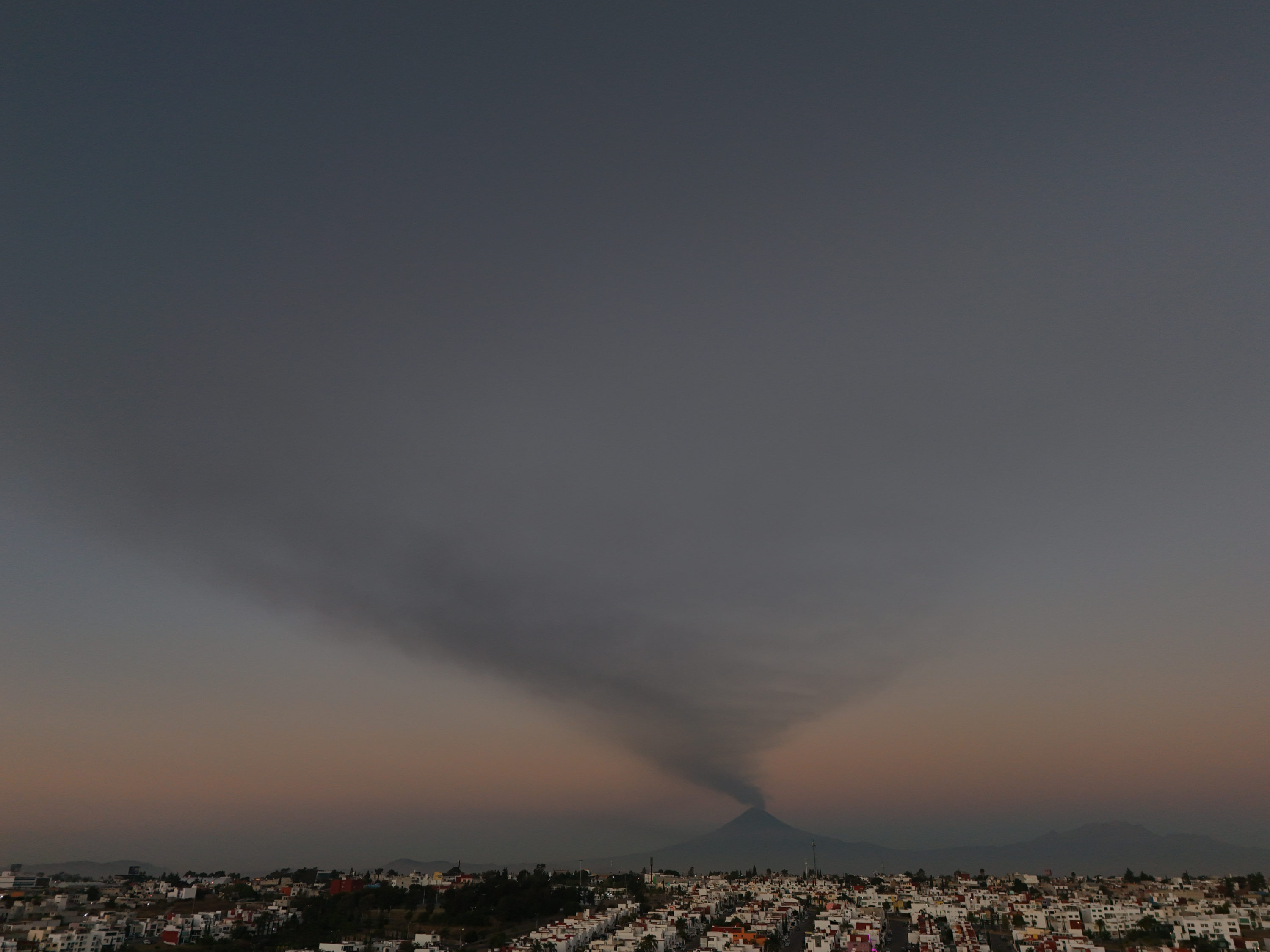 VIDEO Amanece el volcán Popocatépetl con impresionante columna de ceniza