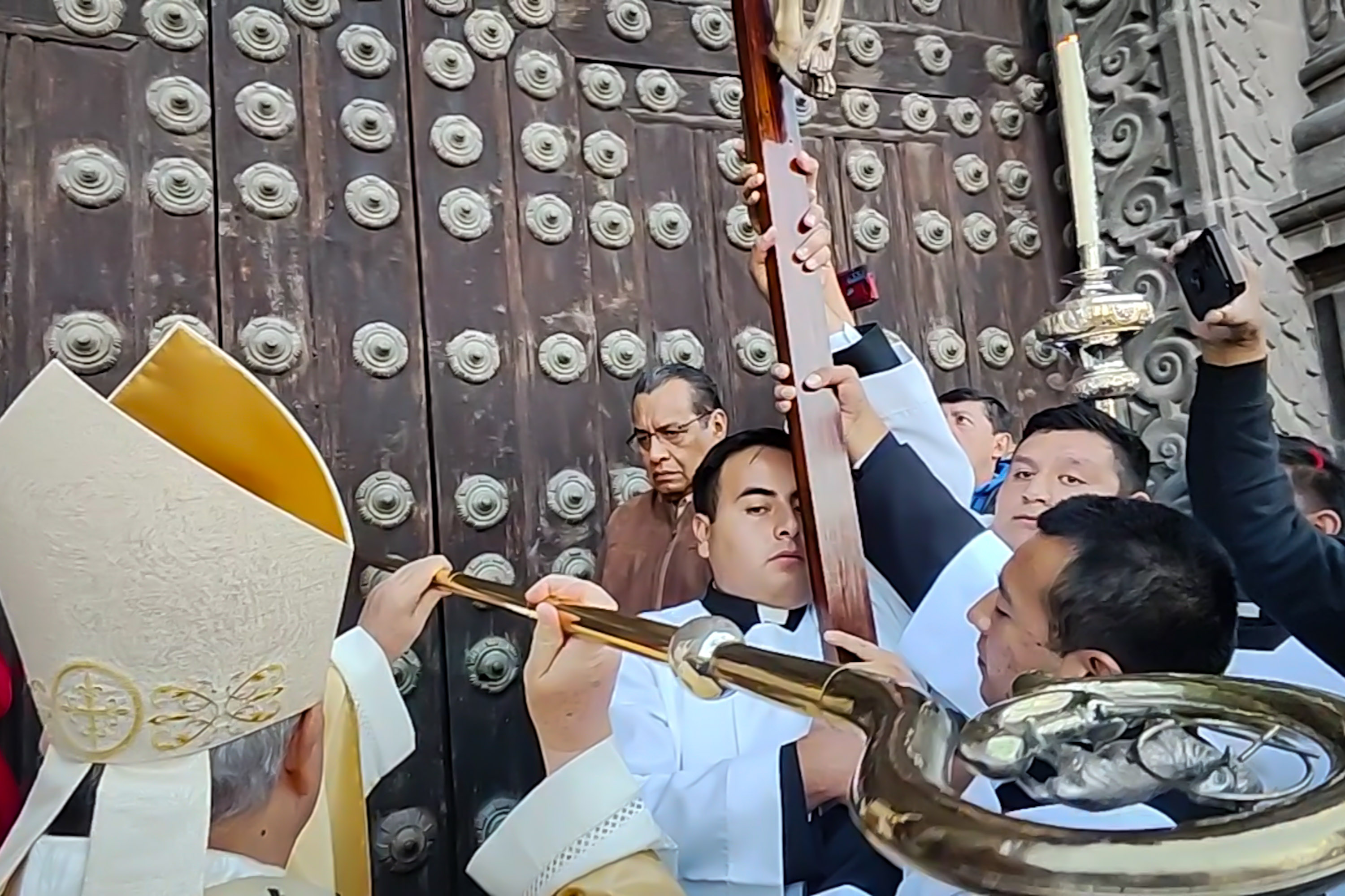 Arzobispo de Puebla abre la Puerta del Perdón en Catedral