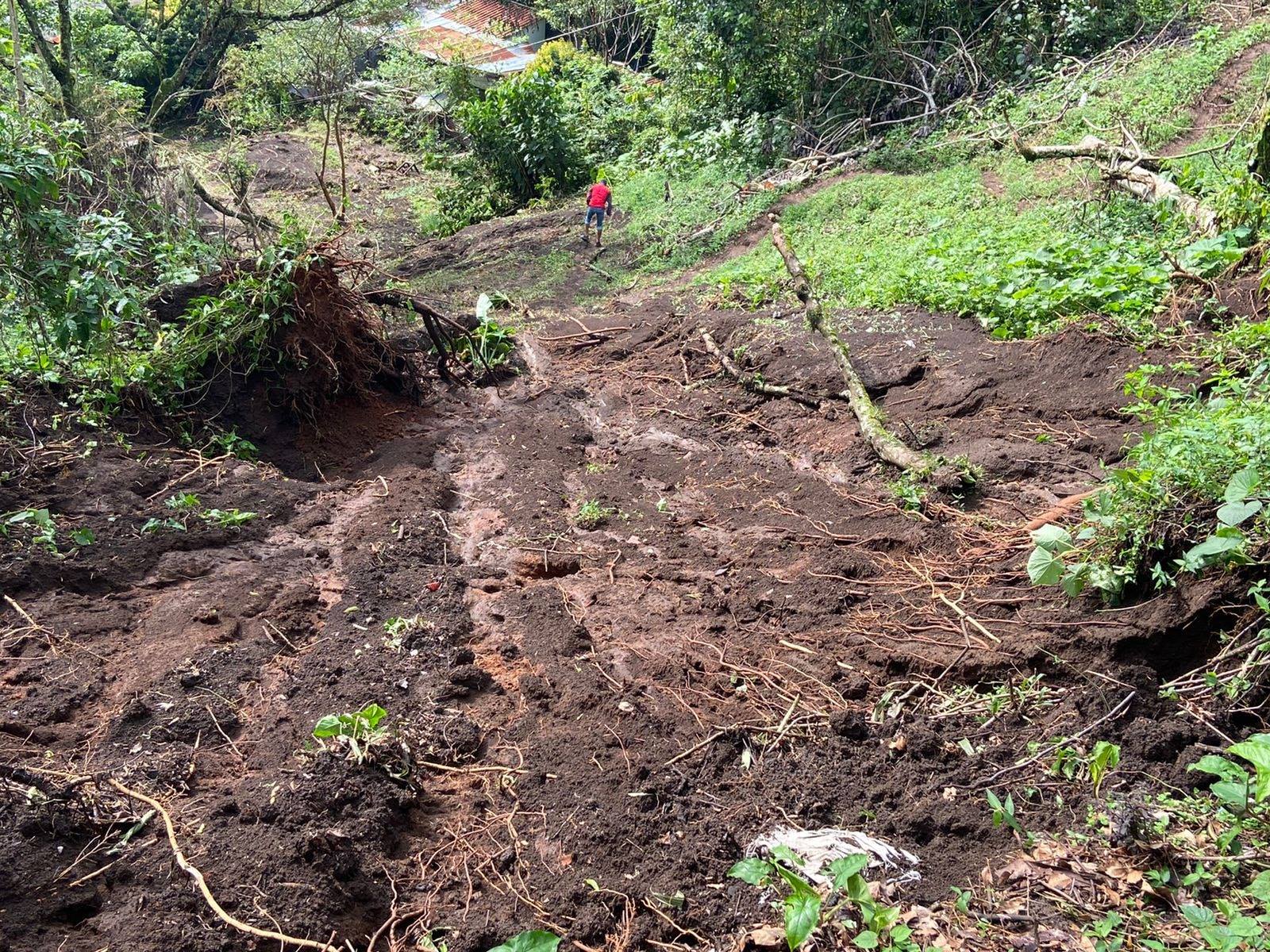 Evacúan a 40 damnificados tras deslave en Zihuateutla