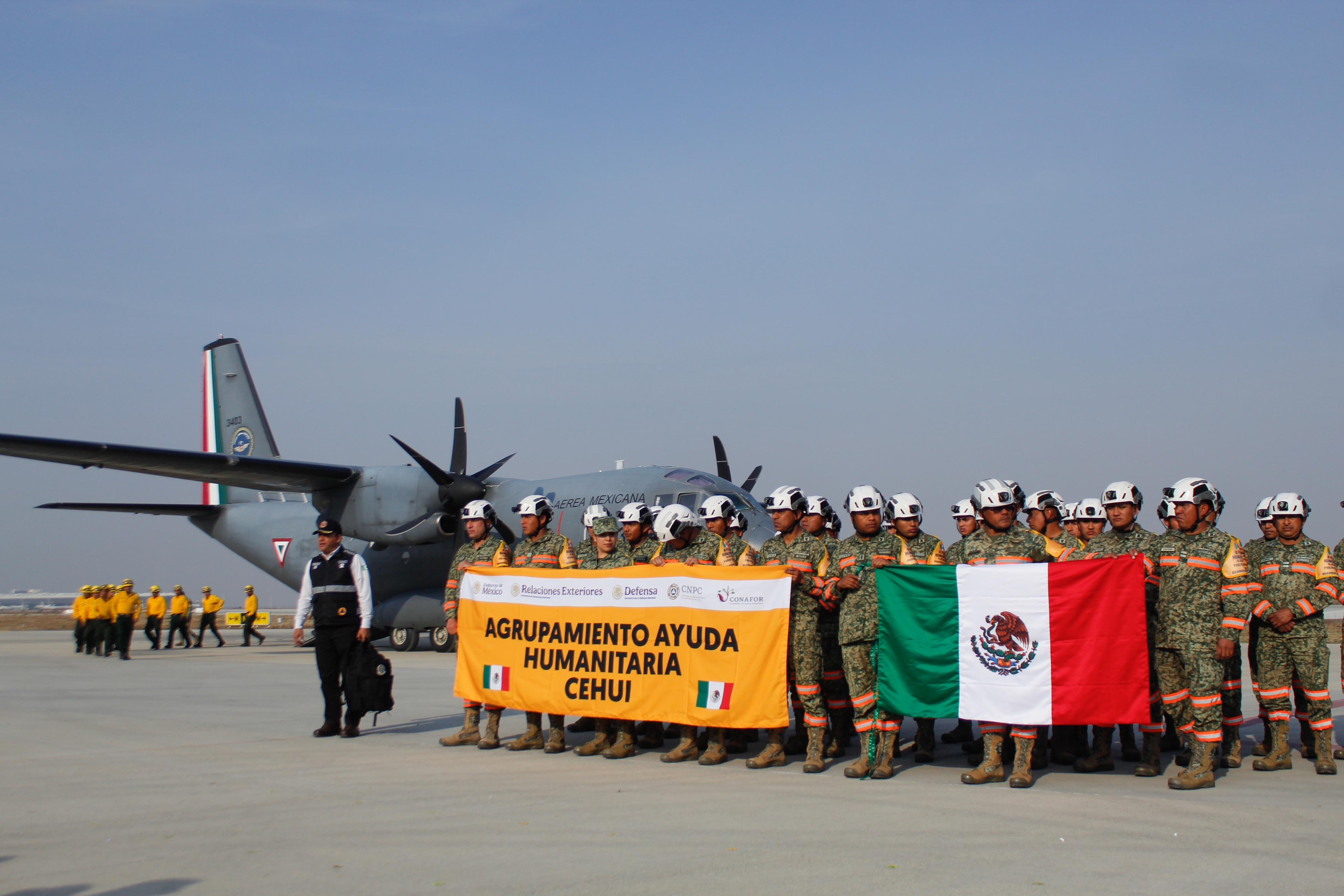 VIDEO Regresan bomberos mexicanos que combatieron incendios en Los Ángeles