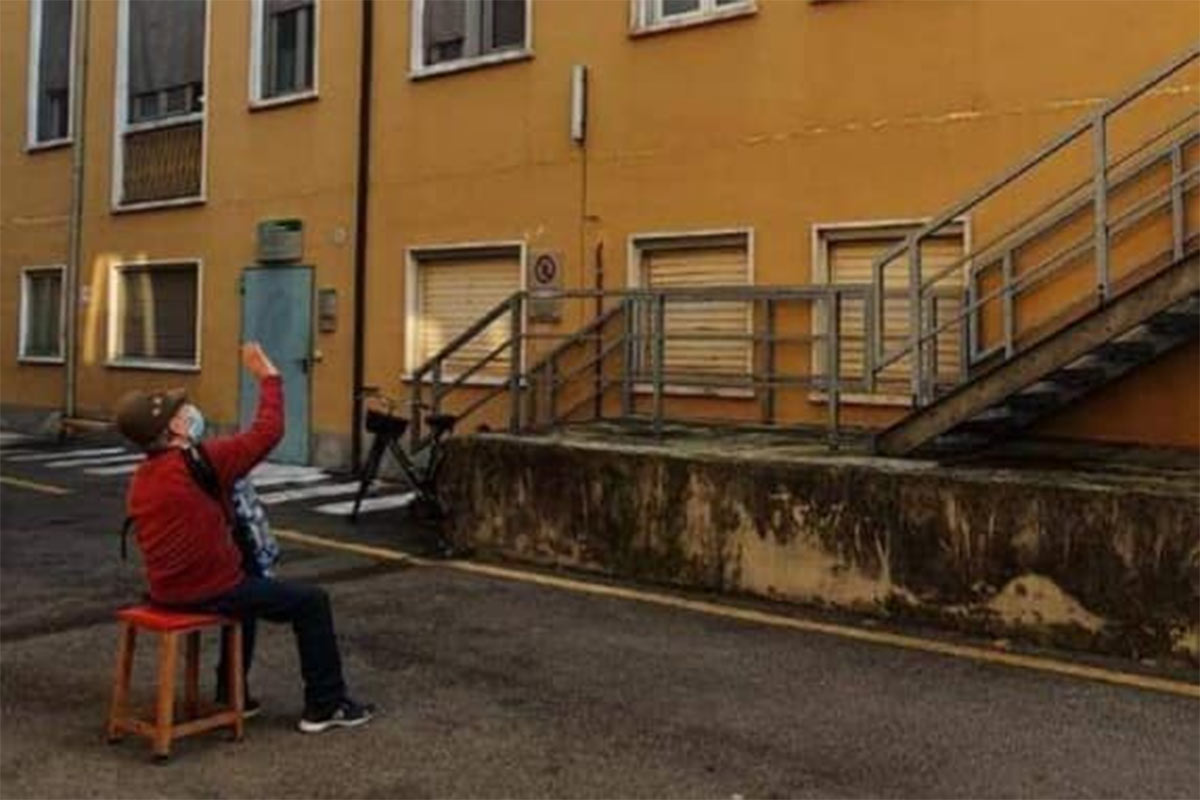 Causa ternura abuelito que le llevó serenata a su esposa hospitalizada por Covid