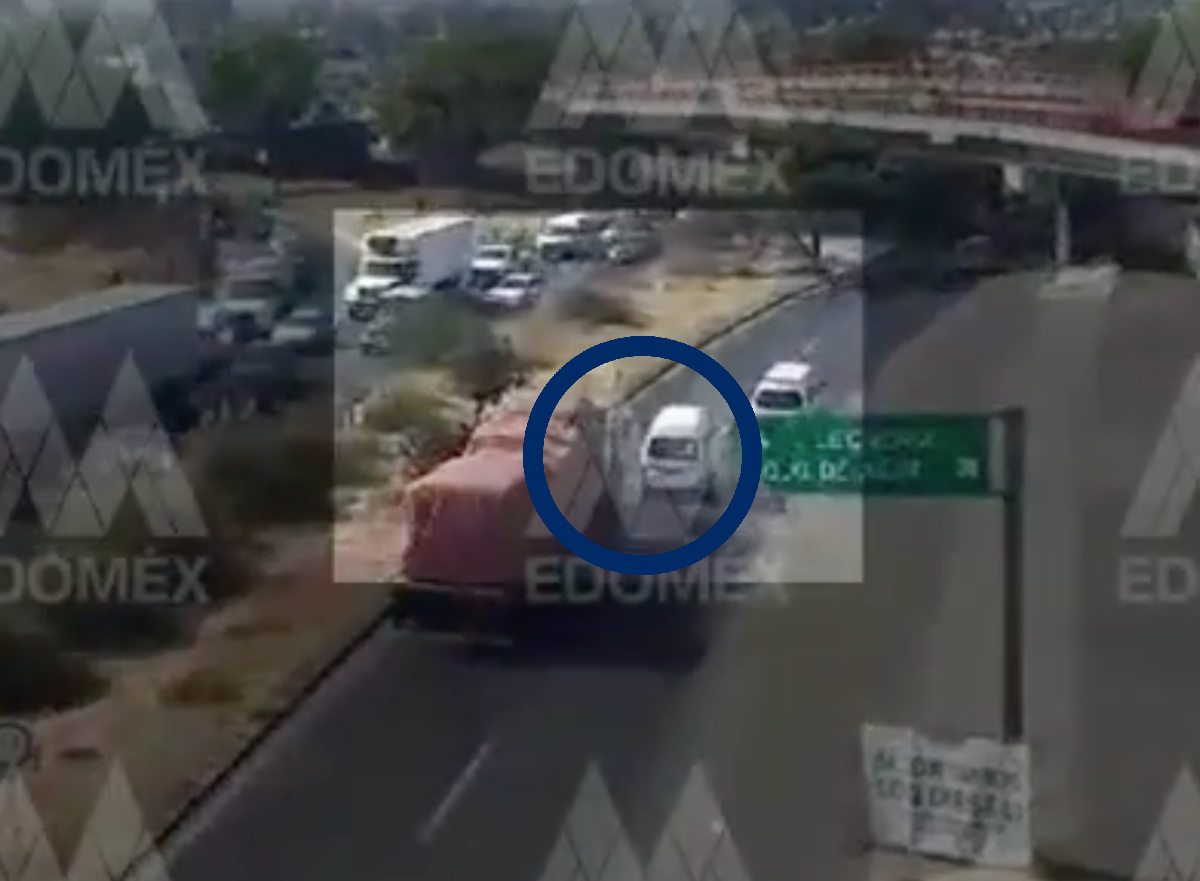 VIDEO Vuelca combi tras chocar con tráiler; hay 7 heridos