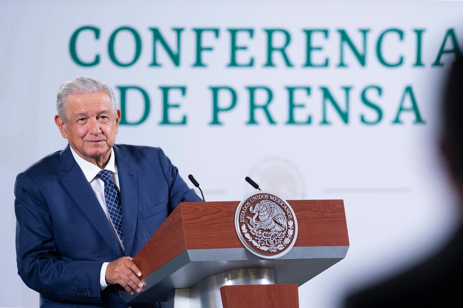 VIDEO Ex embajador Pablo Monroy agradeció a AMLO tras salir de consulado de Perú