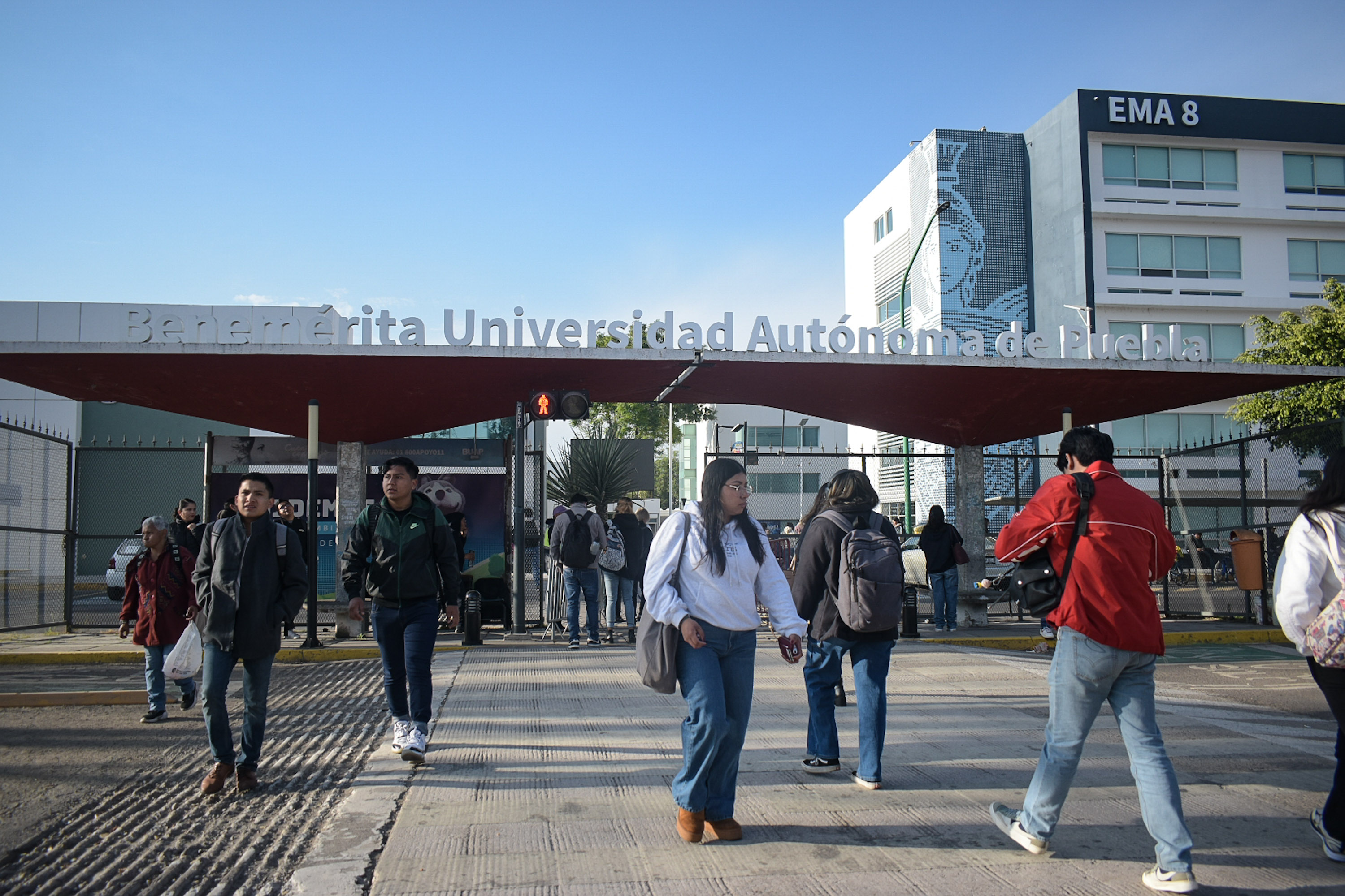 VIDEO Estudiantes de la BUAP regresan a sus salones