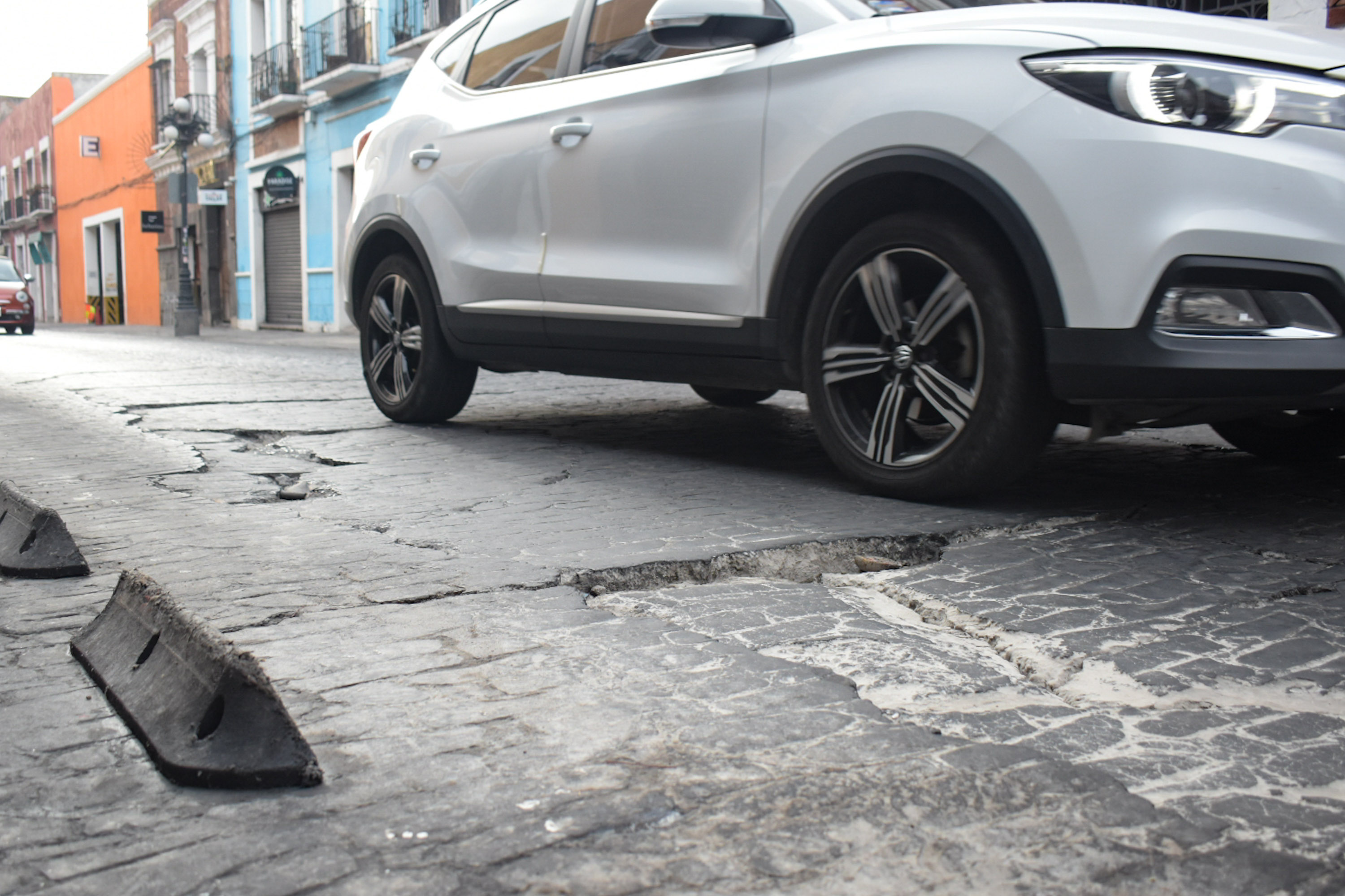 Desgaste en la calle 7 Oriente del Centro Histórico