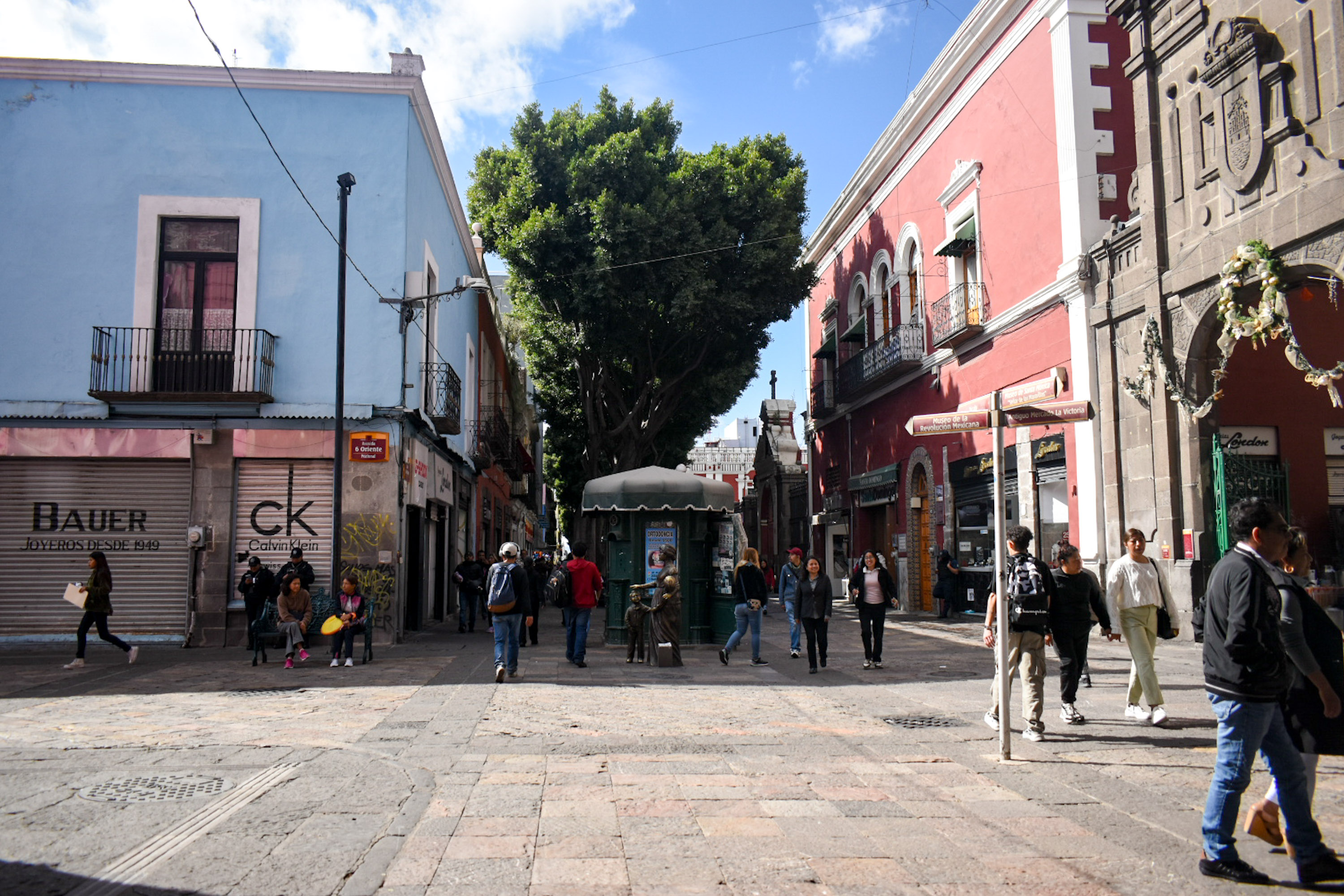 VIDEO Sin ambulantes luce corredor 5 de Mayo en Puebla