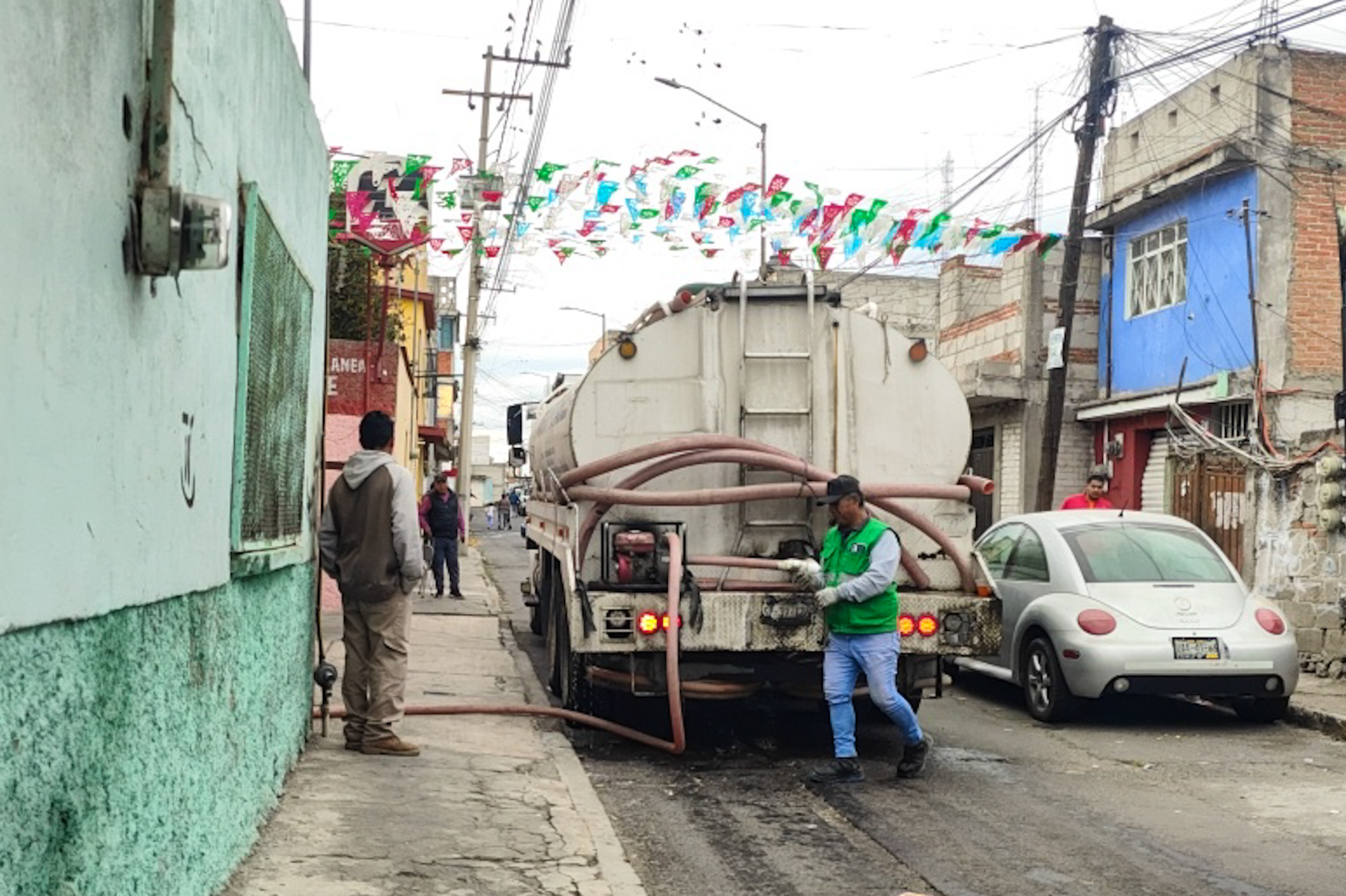 Vecinos cierran la Diagonal, llevan más de una semana sin agua