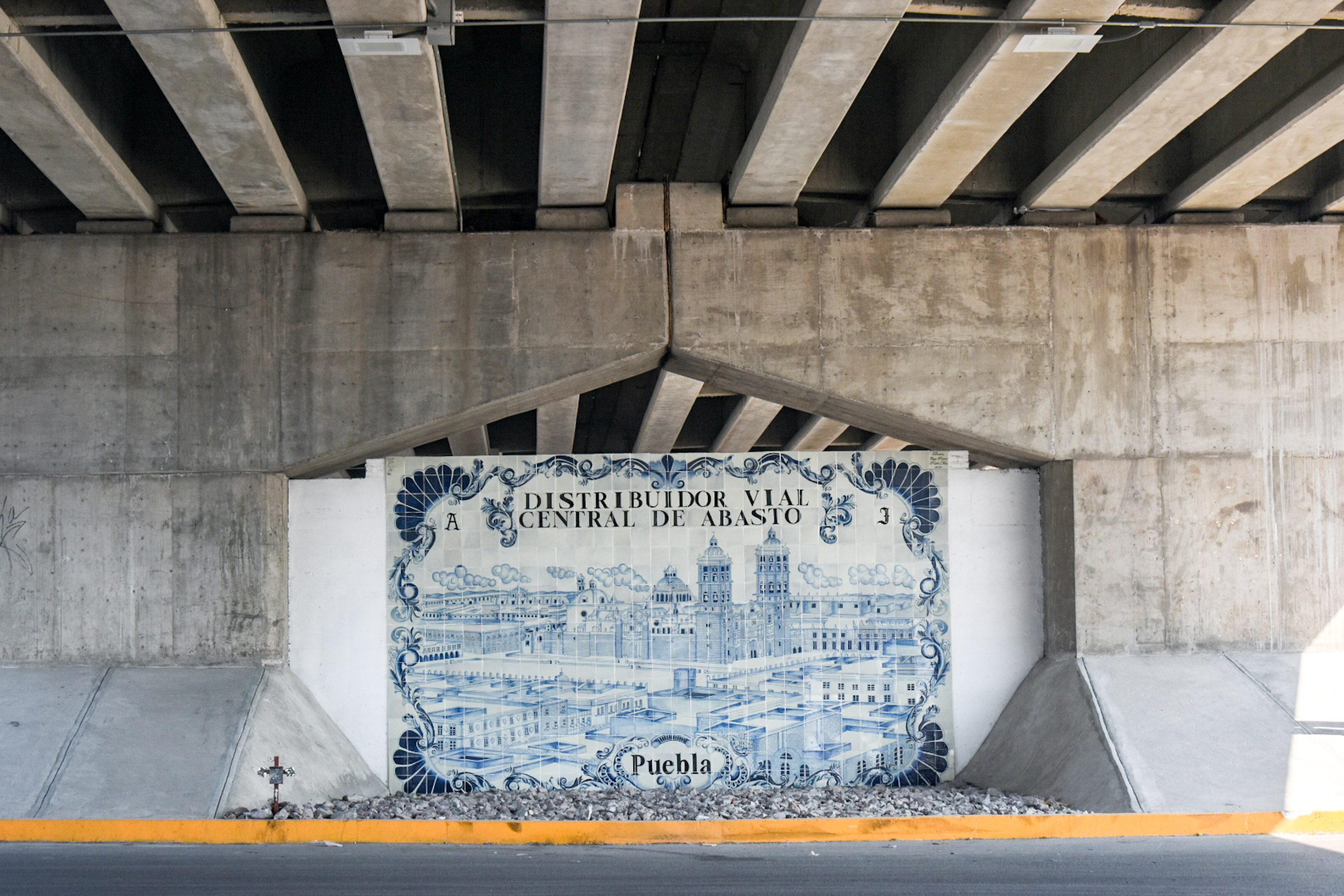 VIDEO Luce Mural de Talavera debajo del distribuidor vial de la Central de Abasto