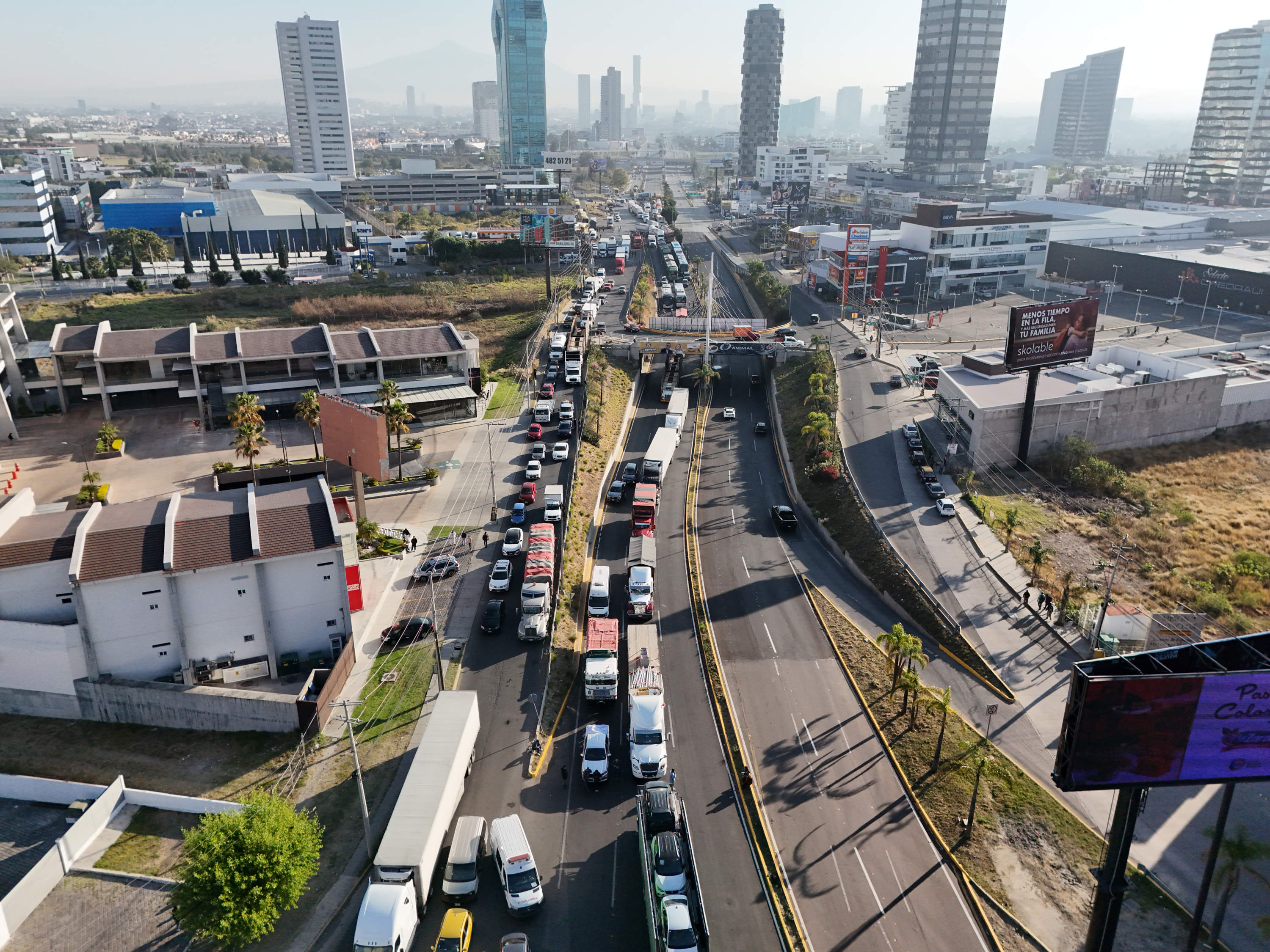 Kilómetros de vehículos varados en la autopista Puebla-Atlixco