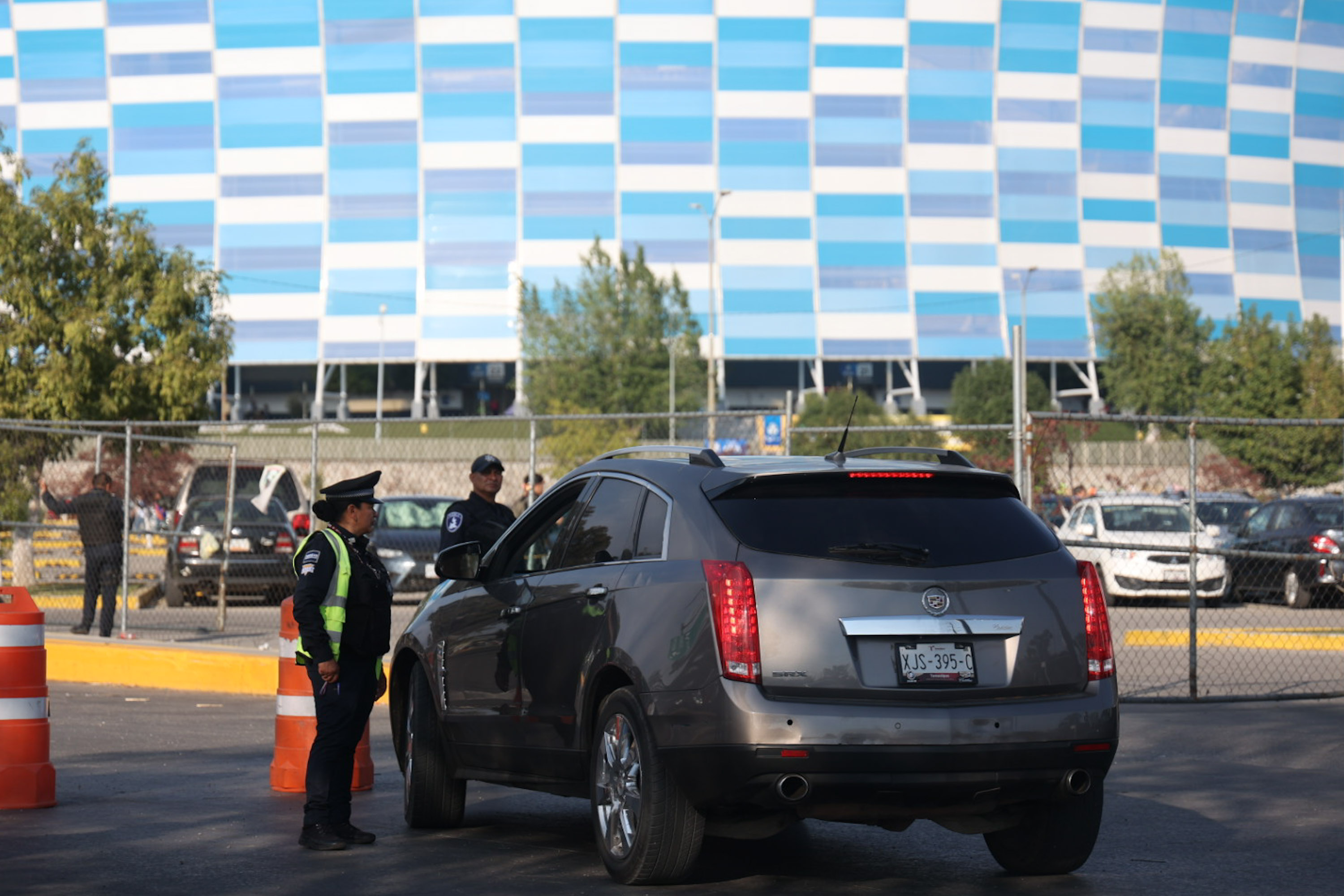 Segob retira a franelero por cobrar estacionamiento en Estadio Cuauhtémoc 