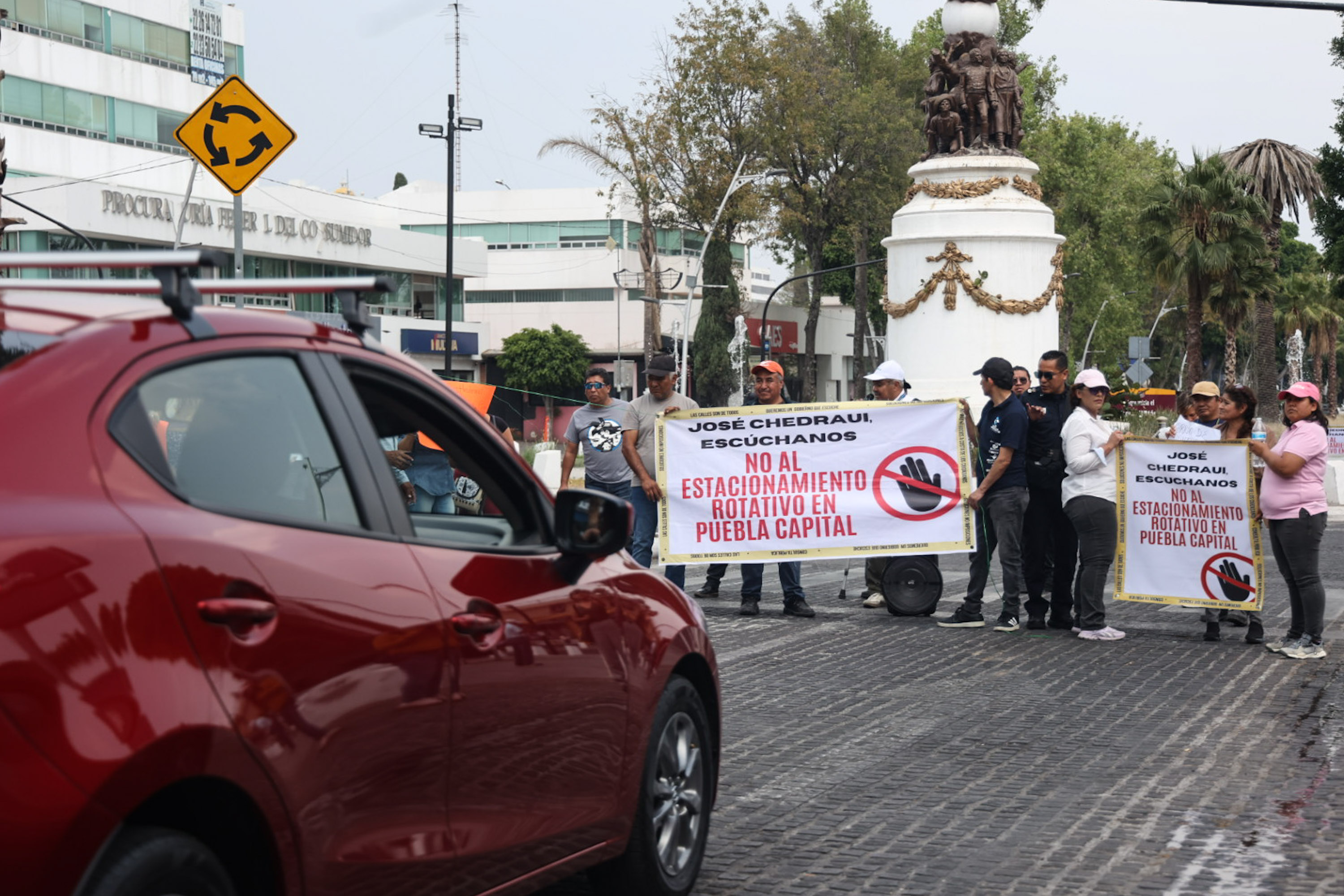 VIDEO Colonos cierran la avenida Juárez por manifestación de parquímetros