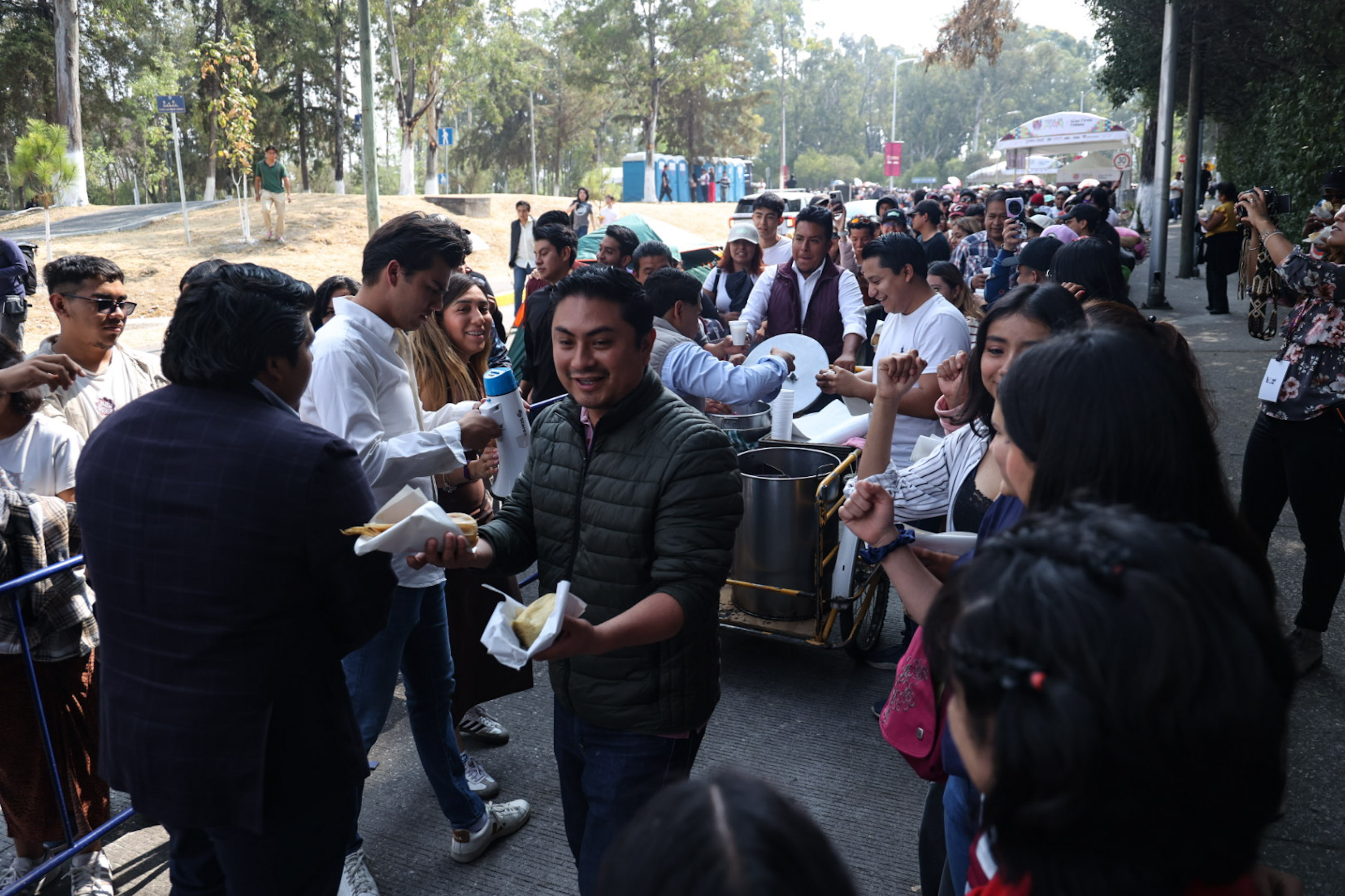 Equipo de trabajo de Armenta reparte tamales y atole en la Feria de Puebla