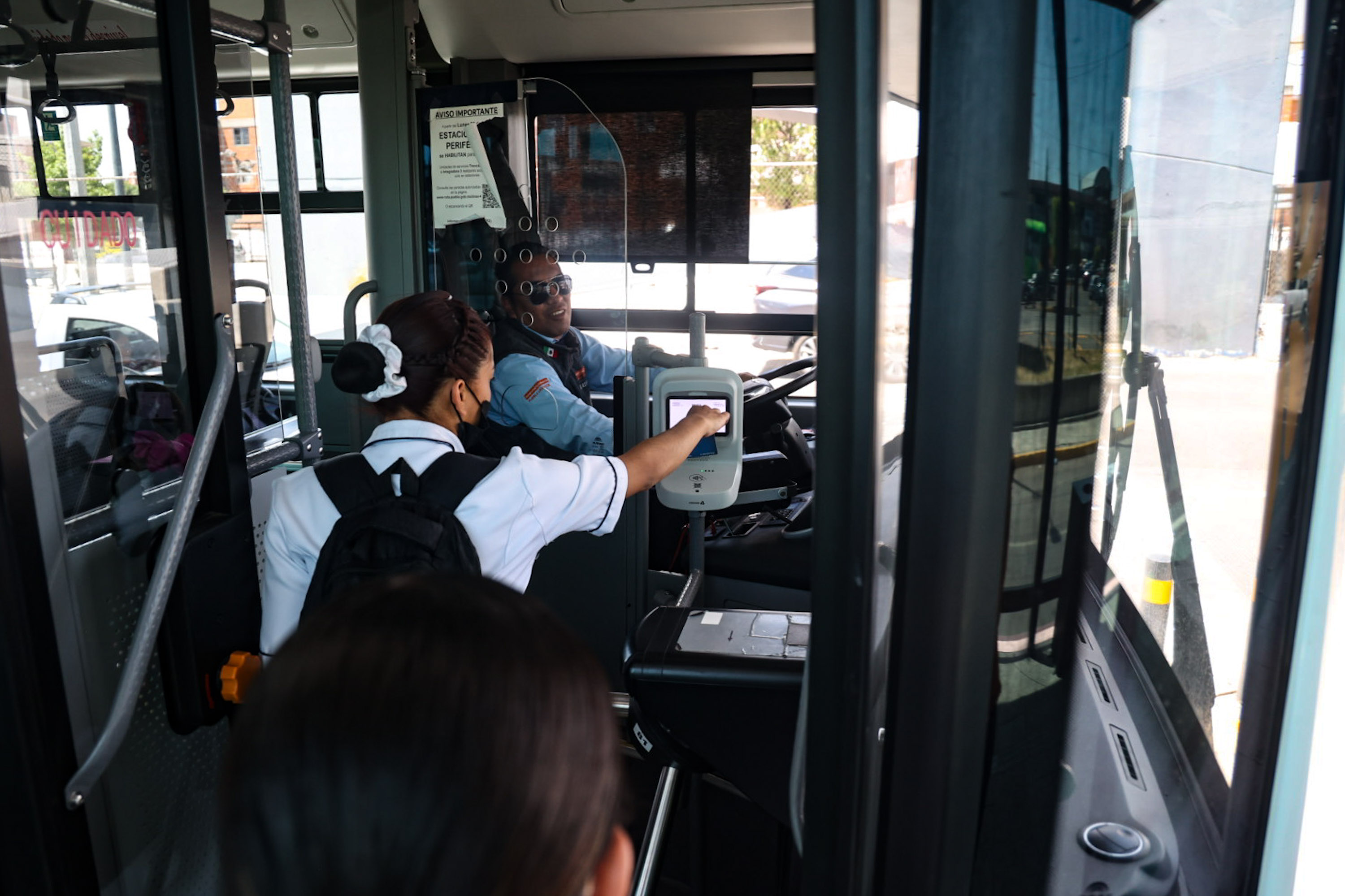 Suspenden cobro con tarjeta bancaria a usuarios de la Línea 4 de RUTA