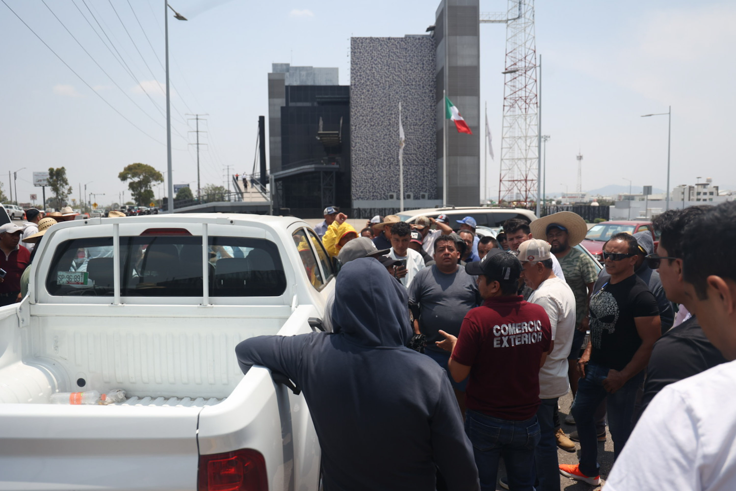 Se manifiestan propietarios de autos chocolate C5