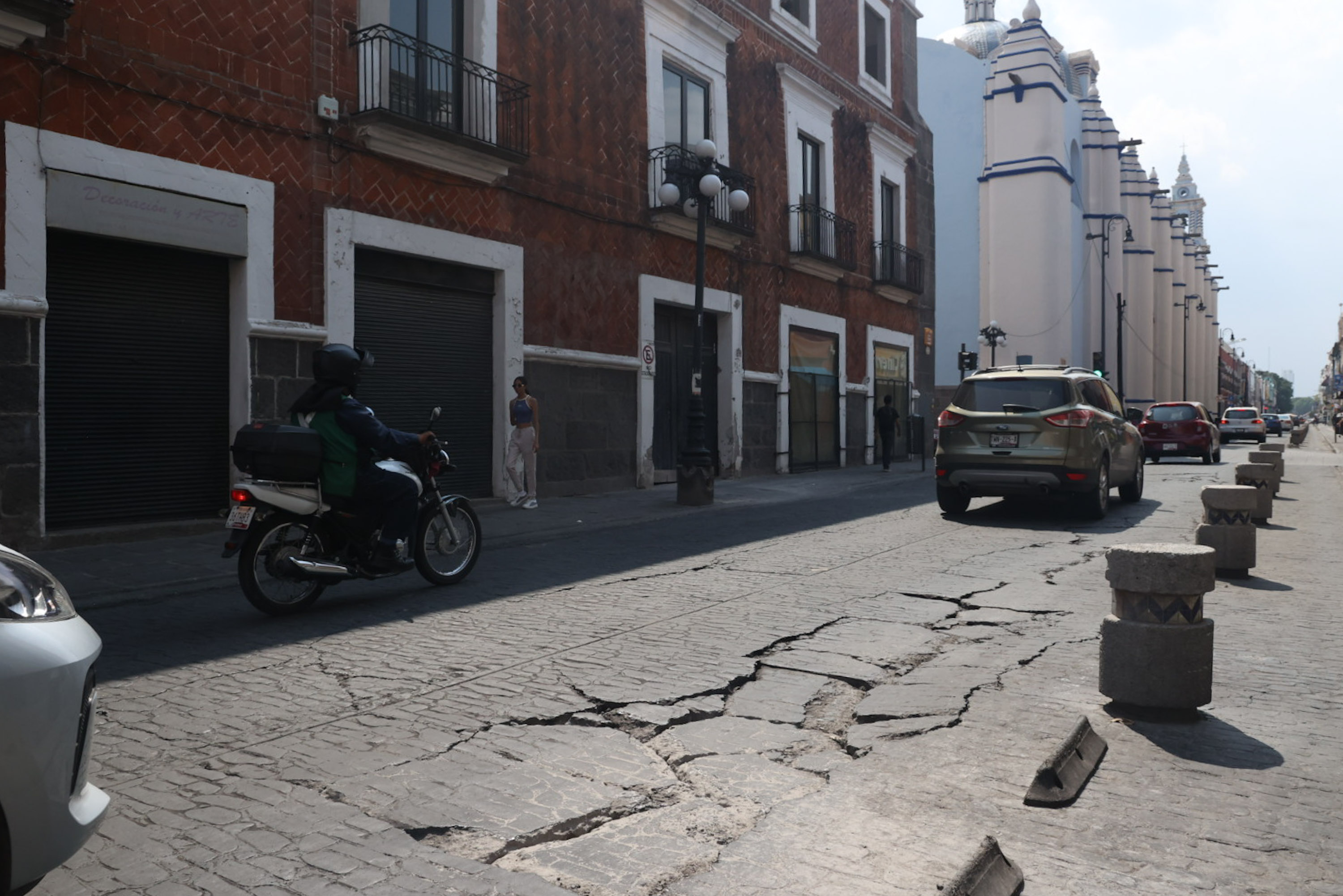VIDEO Cuidado con las grietas en la calle 7 Poniente