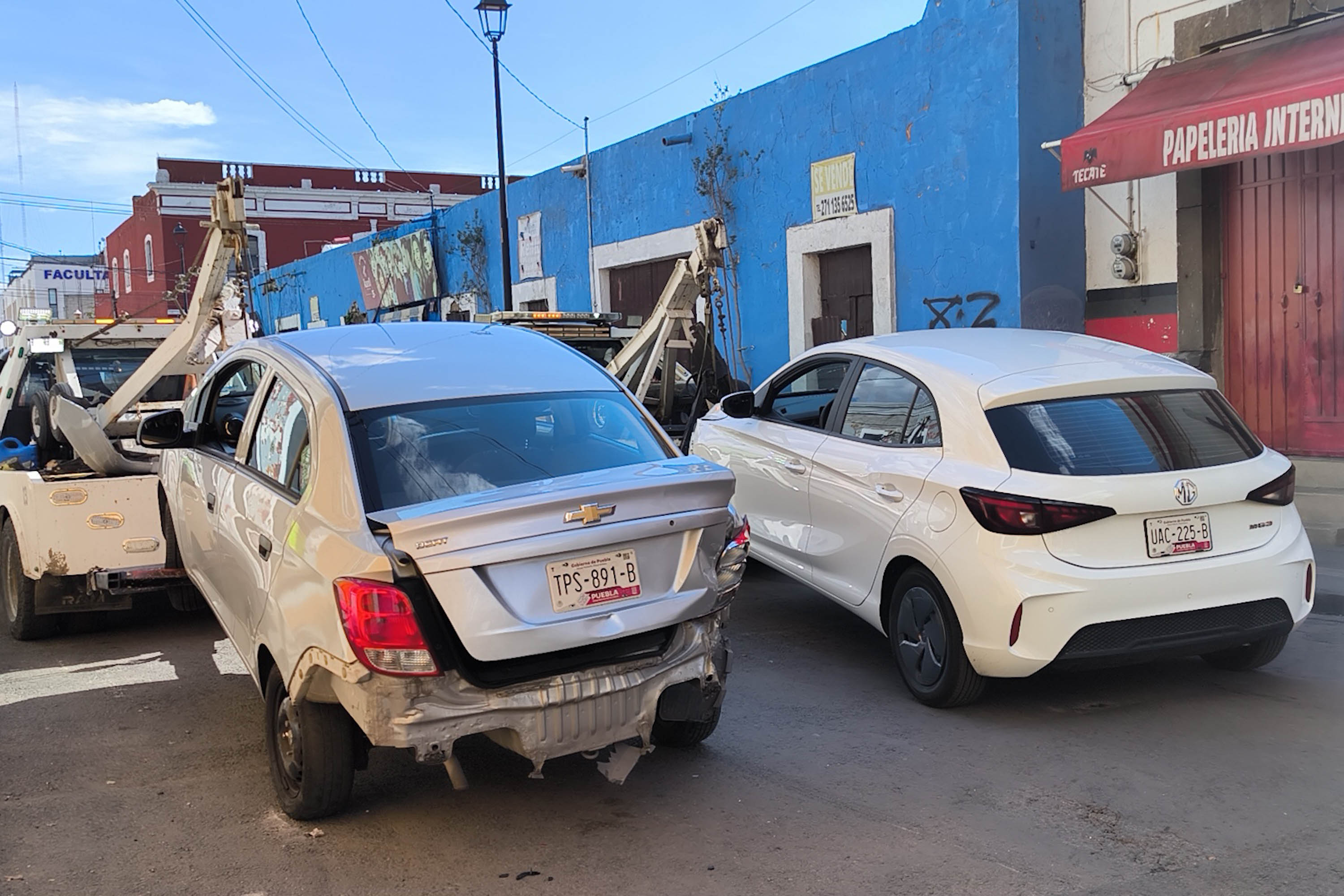 Vehículo se impacta en la 16 Norte