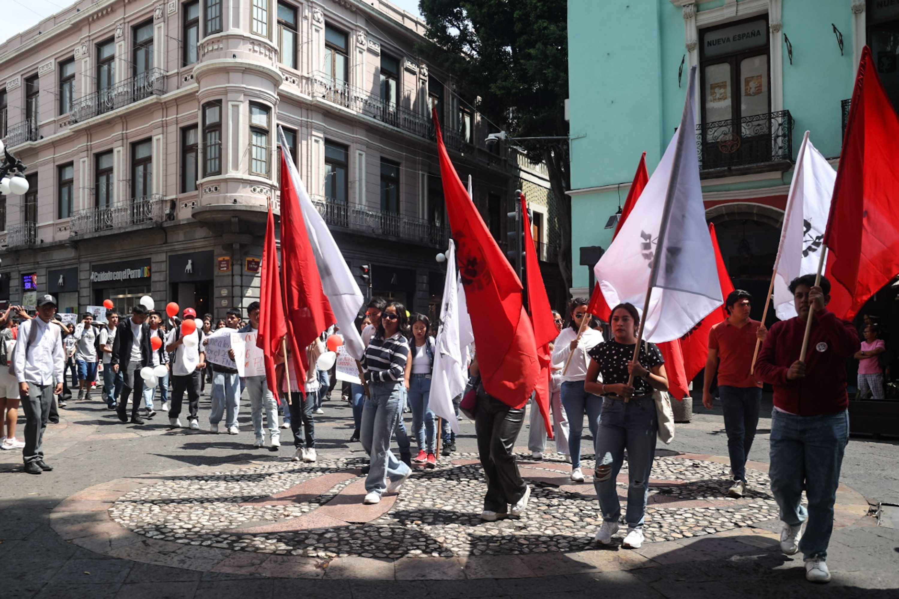 VIDEO Se manifiestan integrantes de la FNERRR