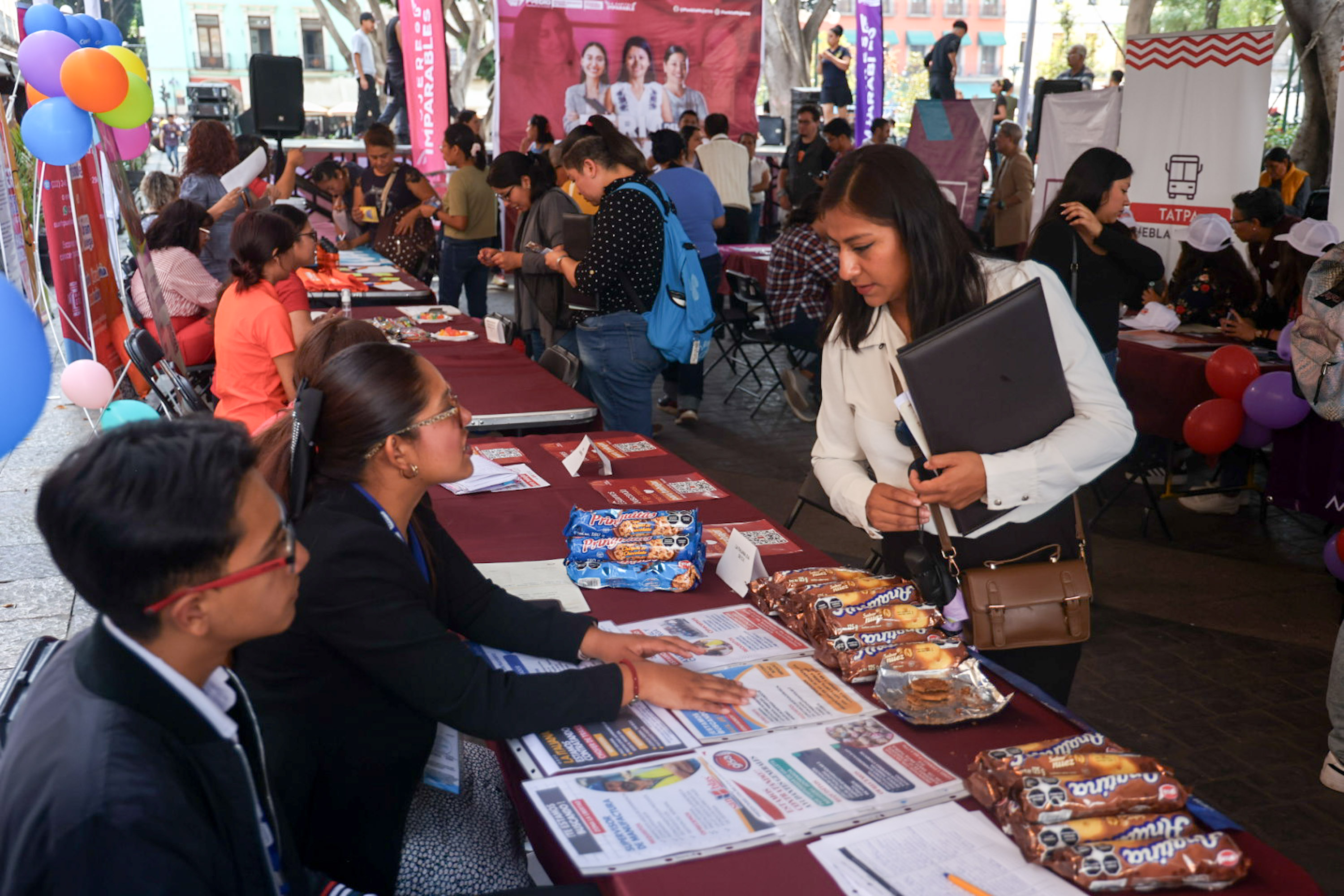 Realizan Feria del Empleo para Mujeres en el zócalo de Puebla