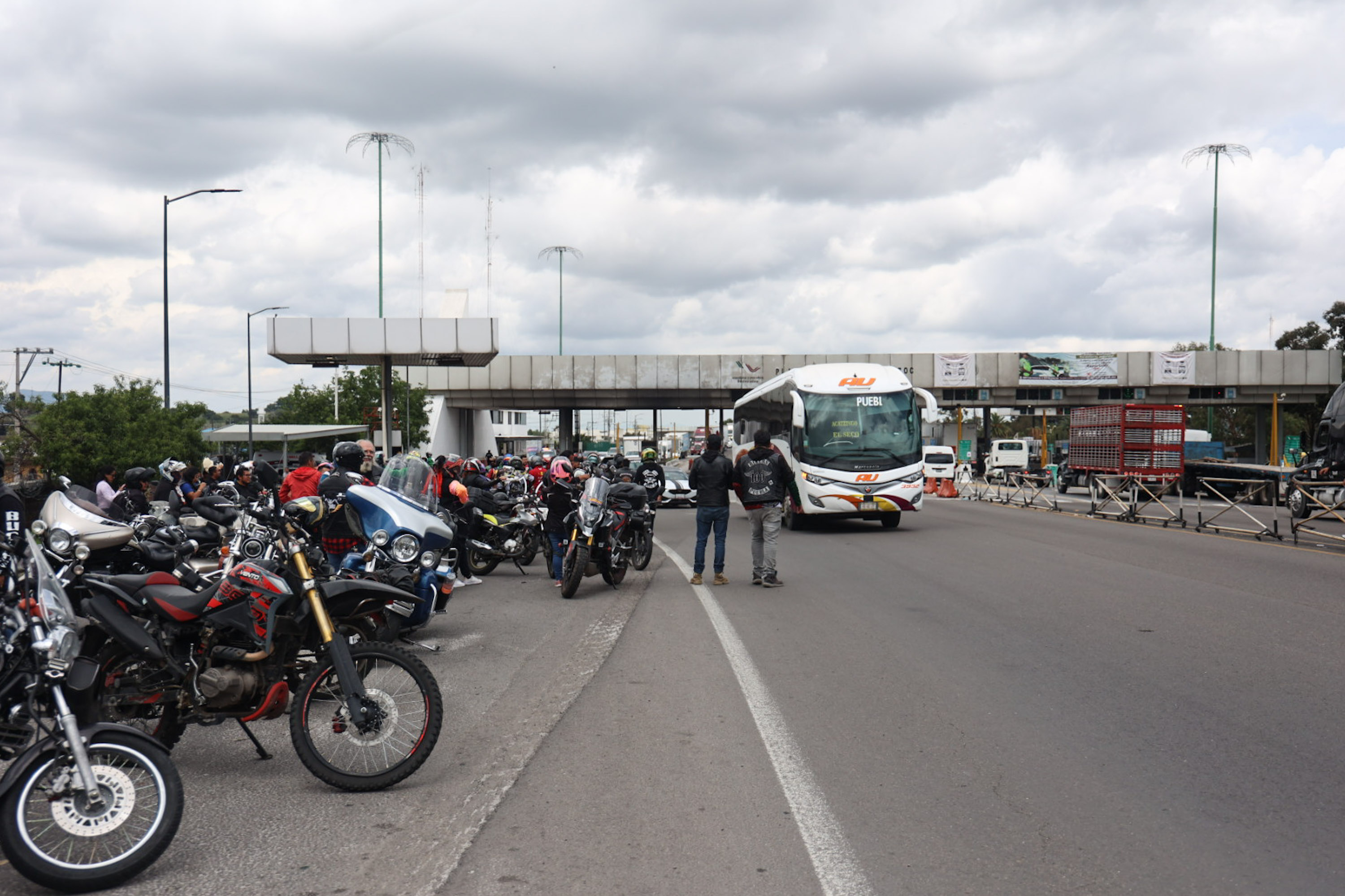 VIDEO Motociclistas toman la caseta de Amozoc