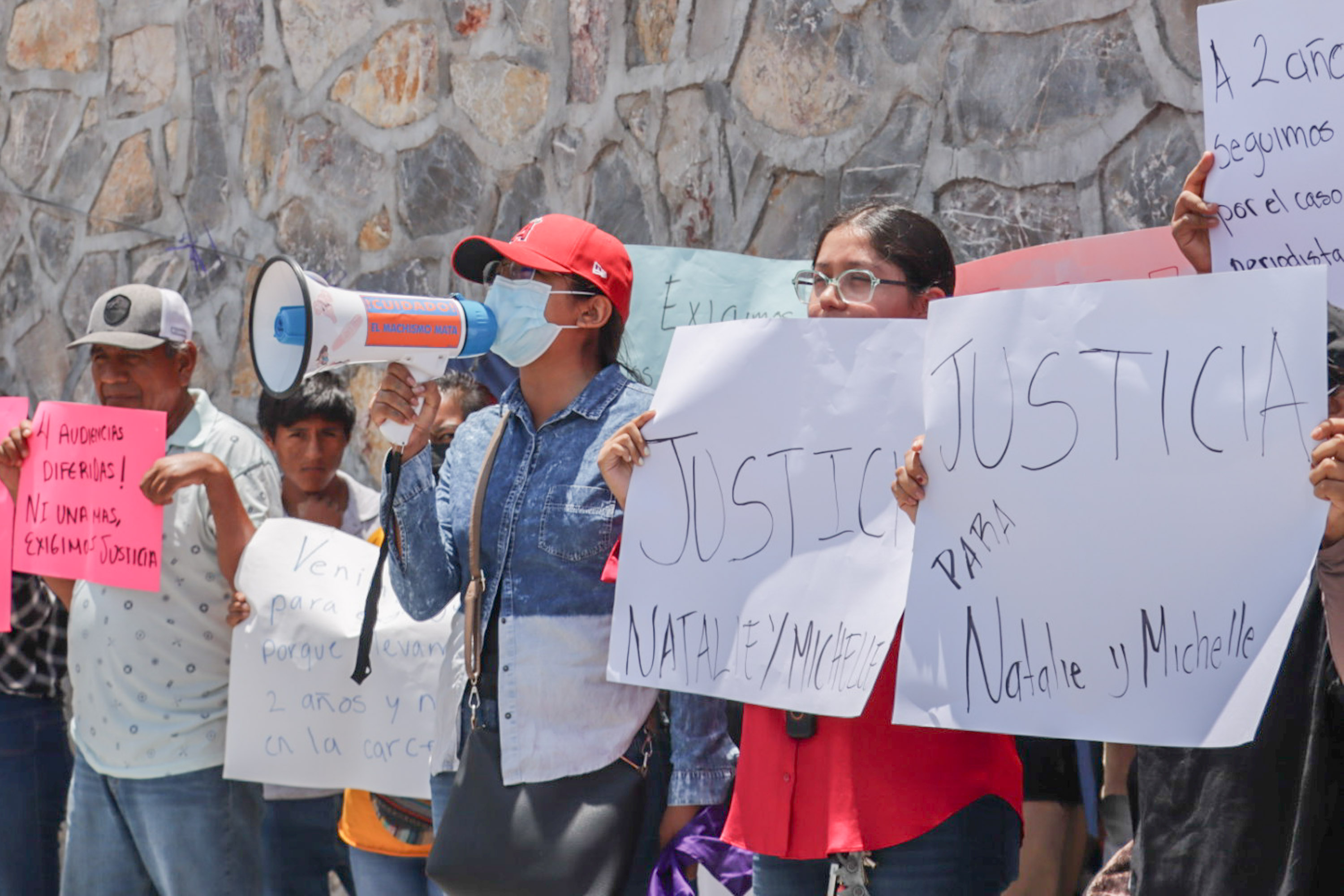 Manifestación en apoyo a las periodistas Natalie y Michelle Hoyos López