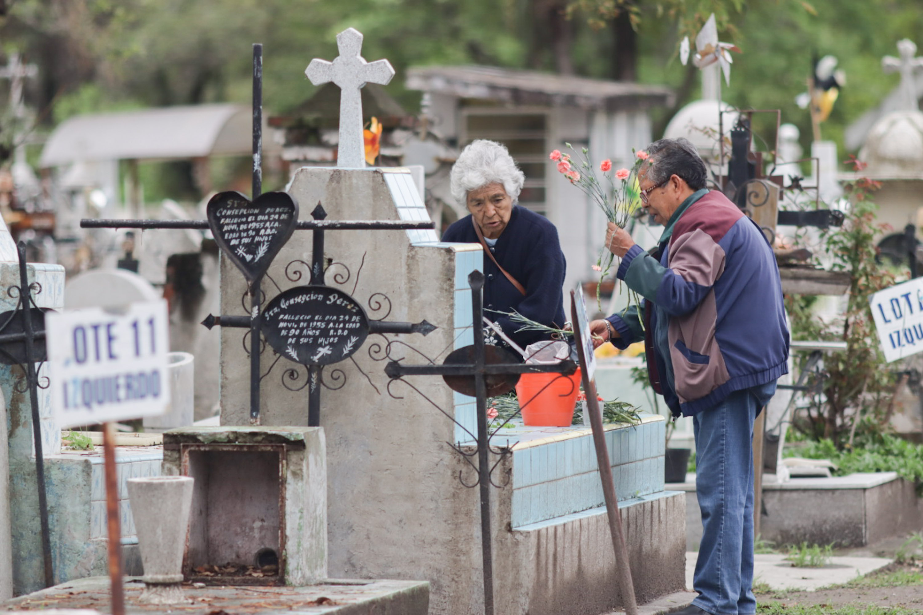 Poblanos visitan el Panteón en este Día del Padre 