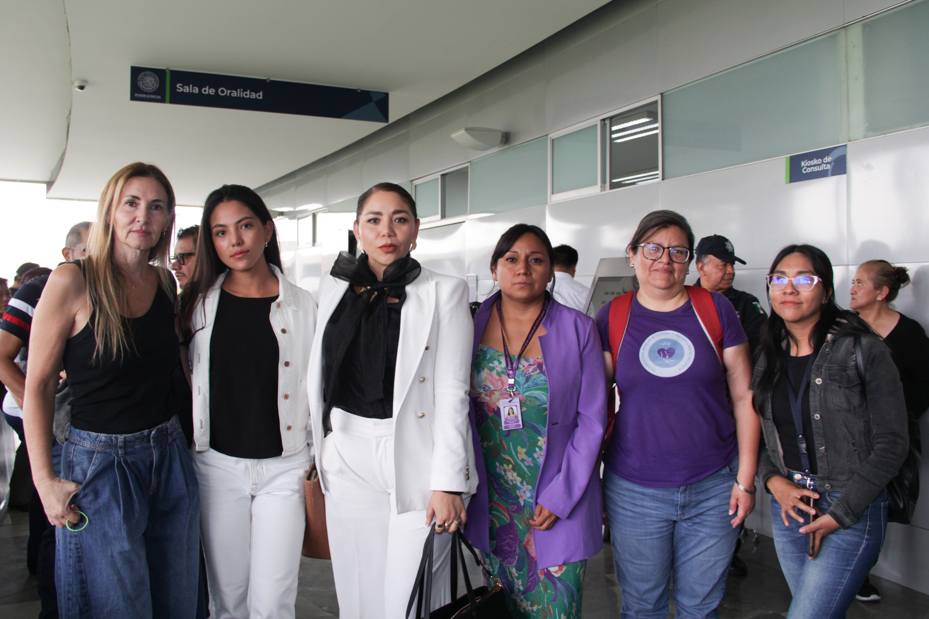 Mujeres acompañan a September Vélez en su audiencia