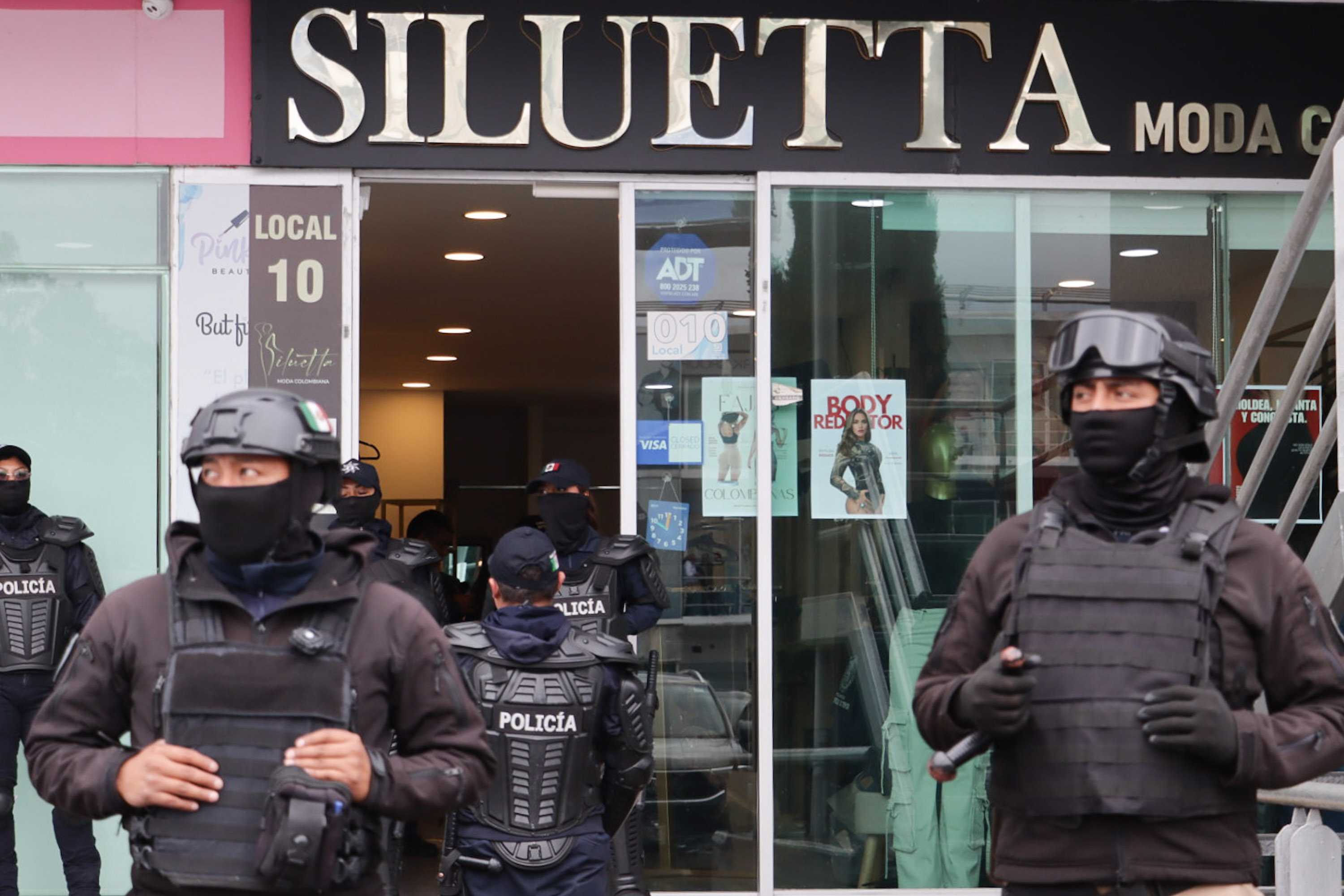 VIDEO Autoridades aplican operativo a negocio colombiano en Puebla