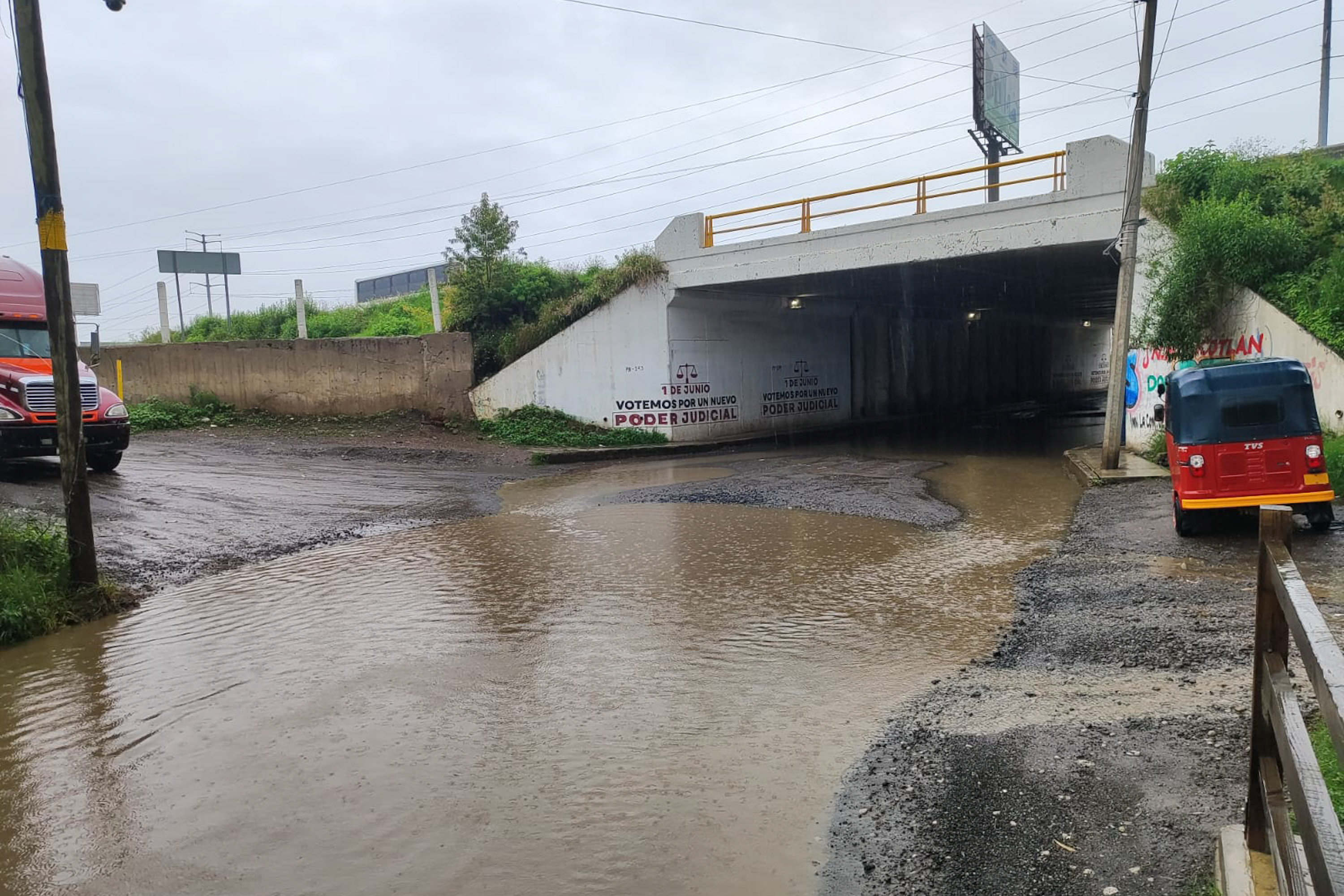 VIDEO Se inunda puente Los Ángeles en Coronango