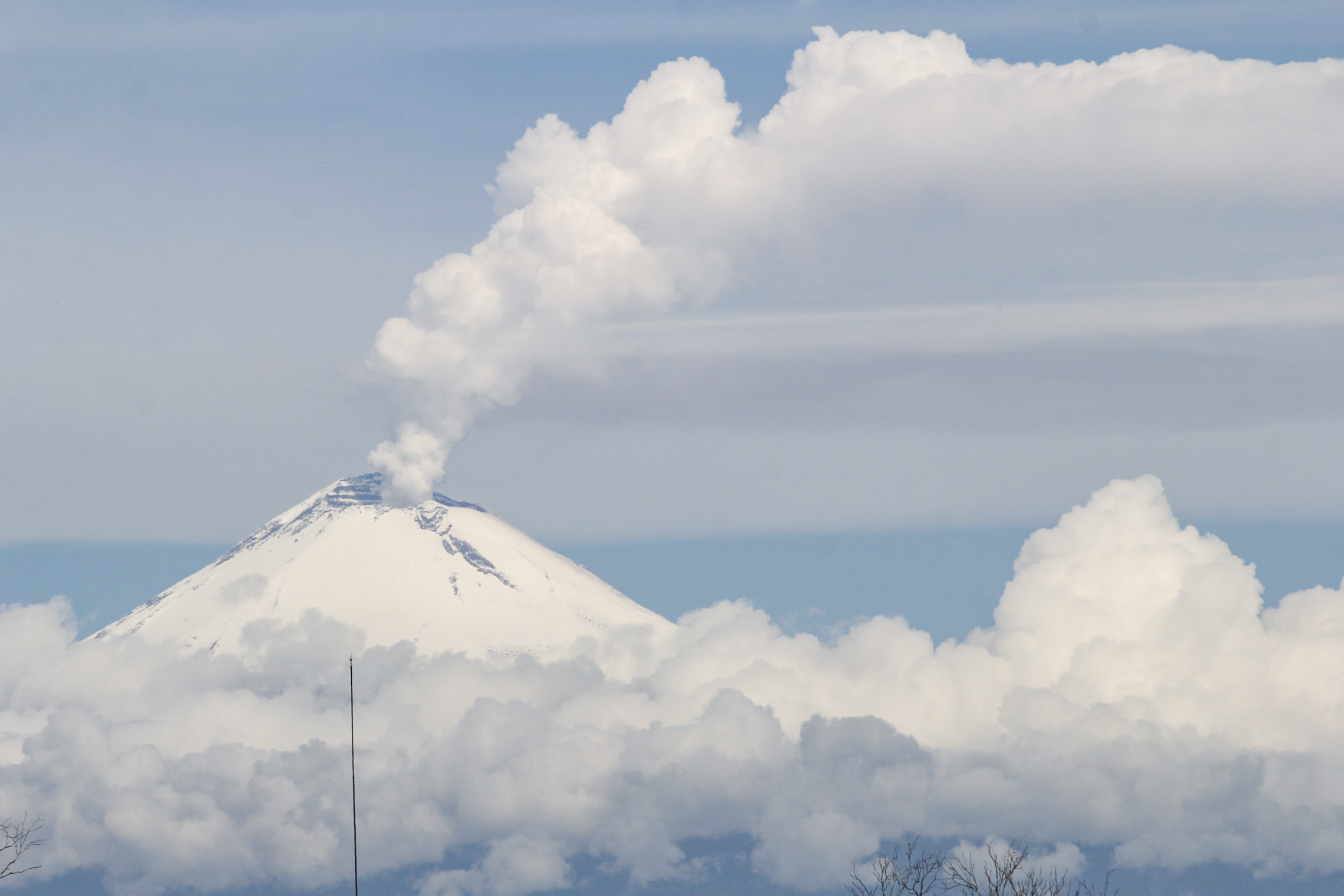 Amanece el volcán Popocatépetl con fumarola