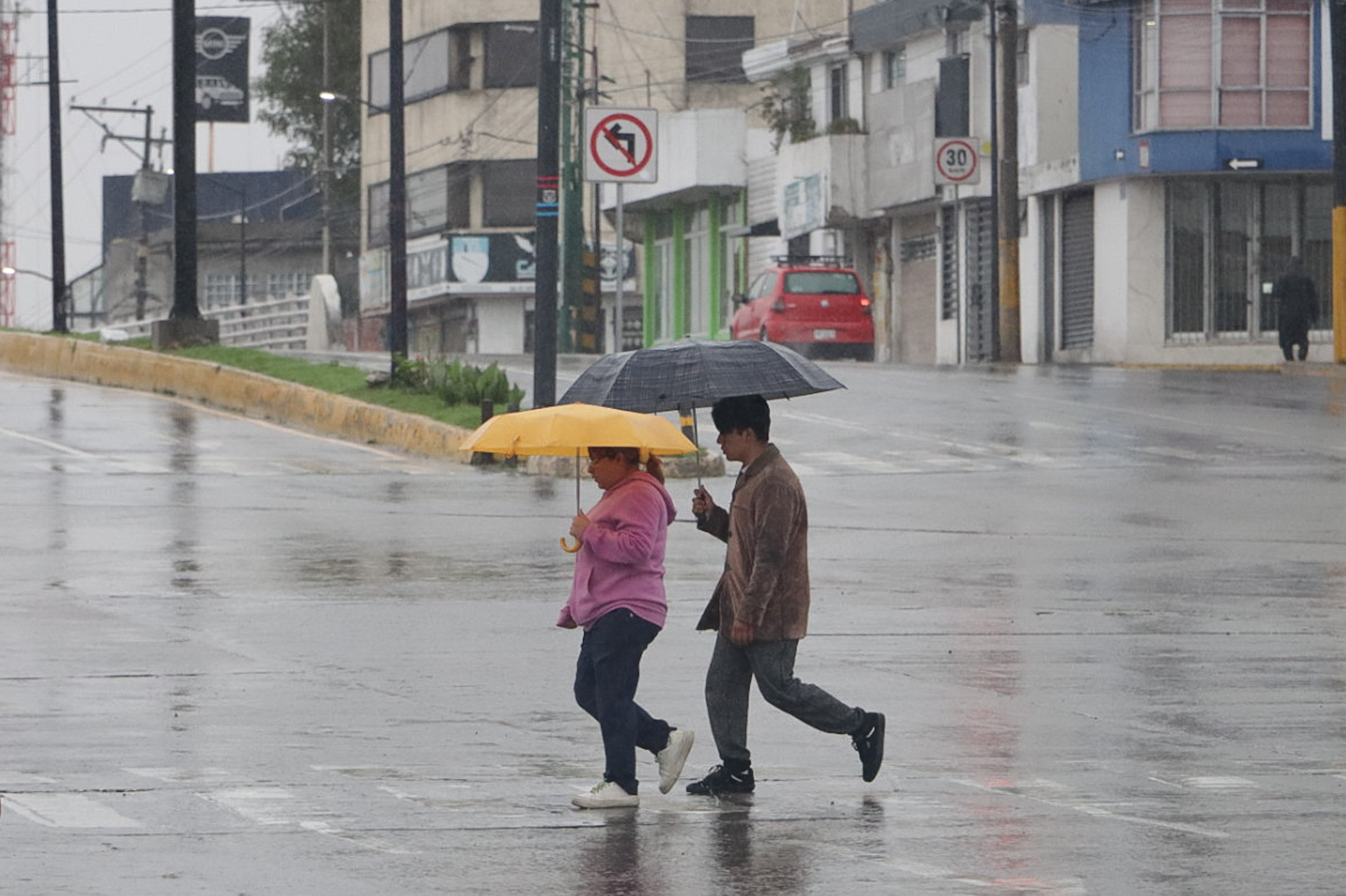 Ligera lluvia puso a correr a poblanos este lunes
