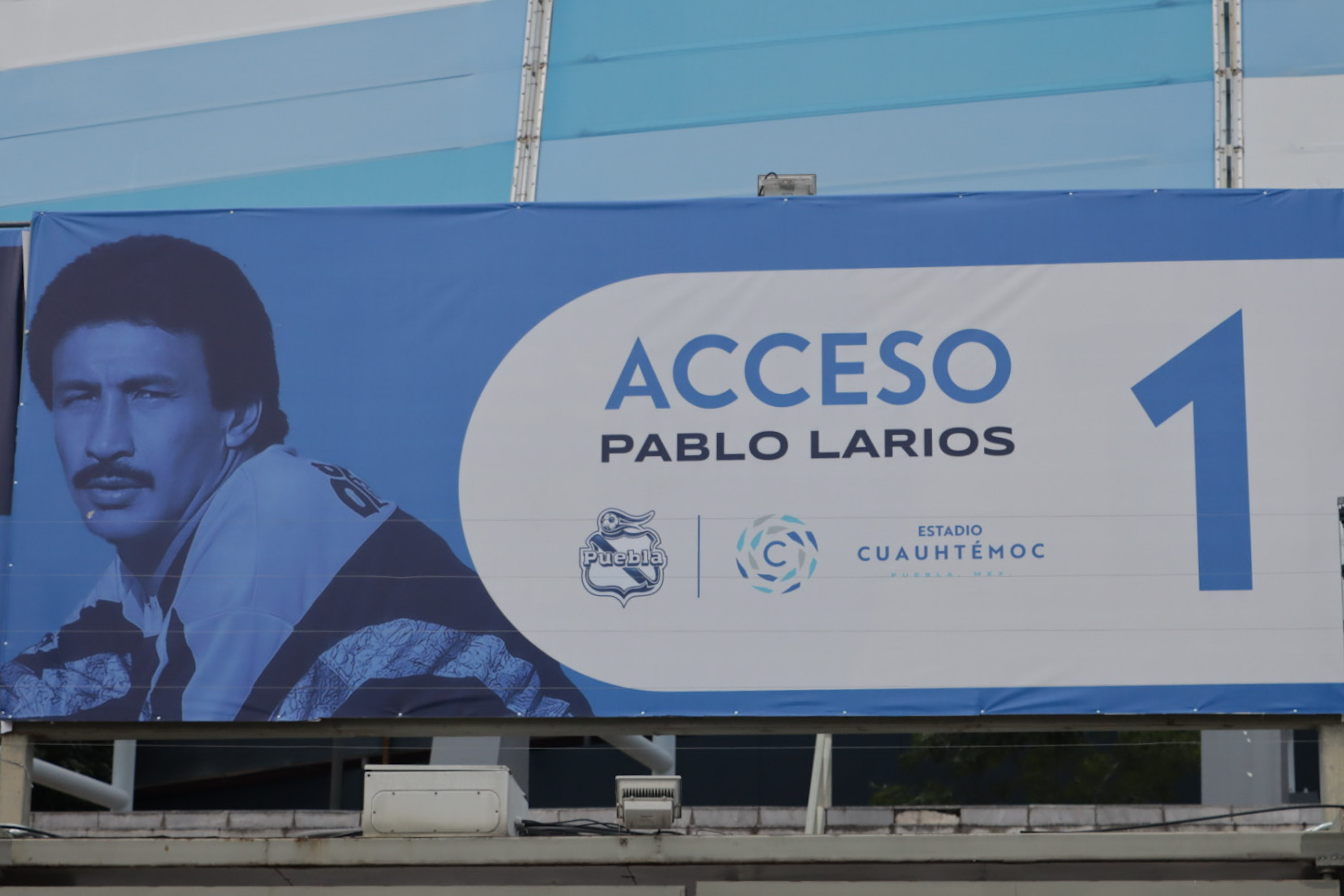 Accesos al Estadio Cuauhtémoc rinde homenaje a exjugadores del Club Puebla