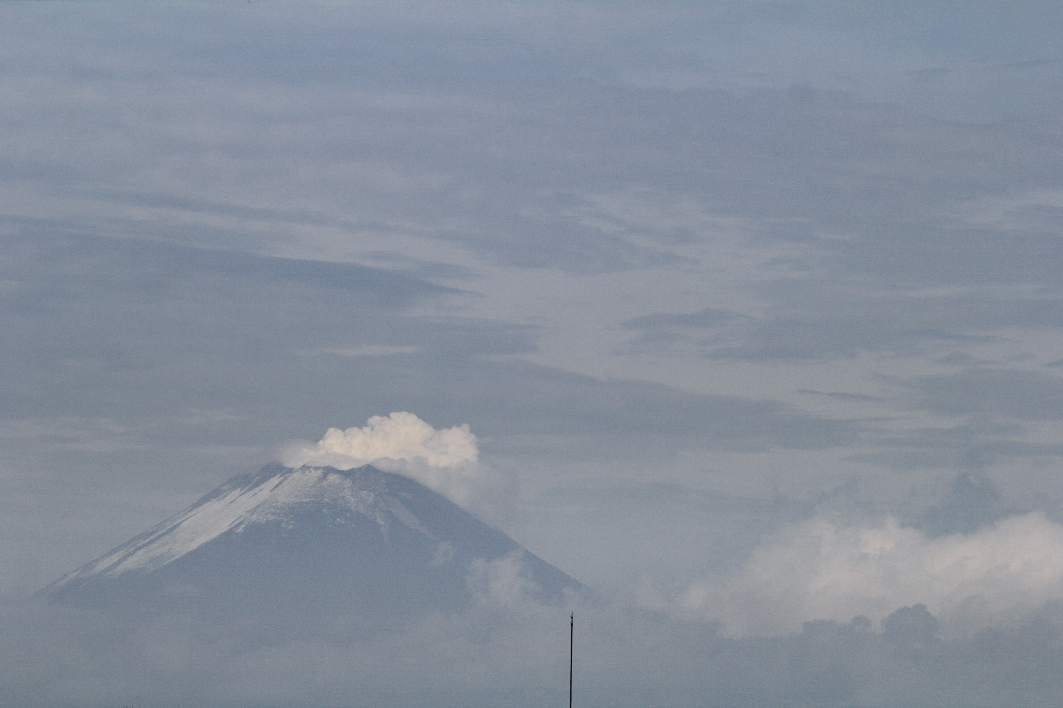 VIDEO El Volcán Popocatépetl inicia la semana con fumarola