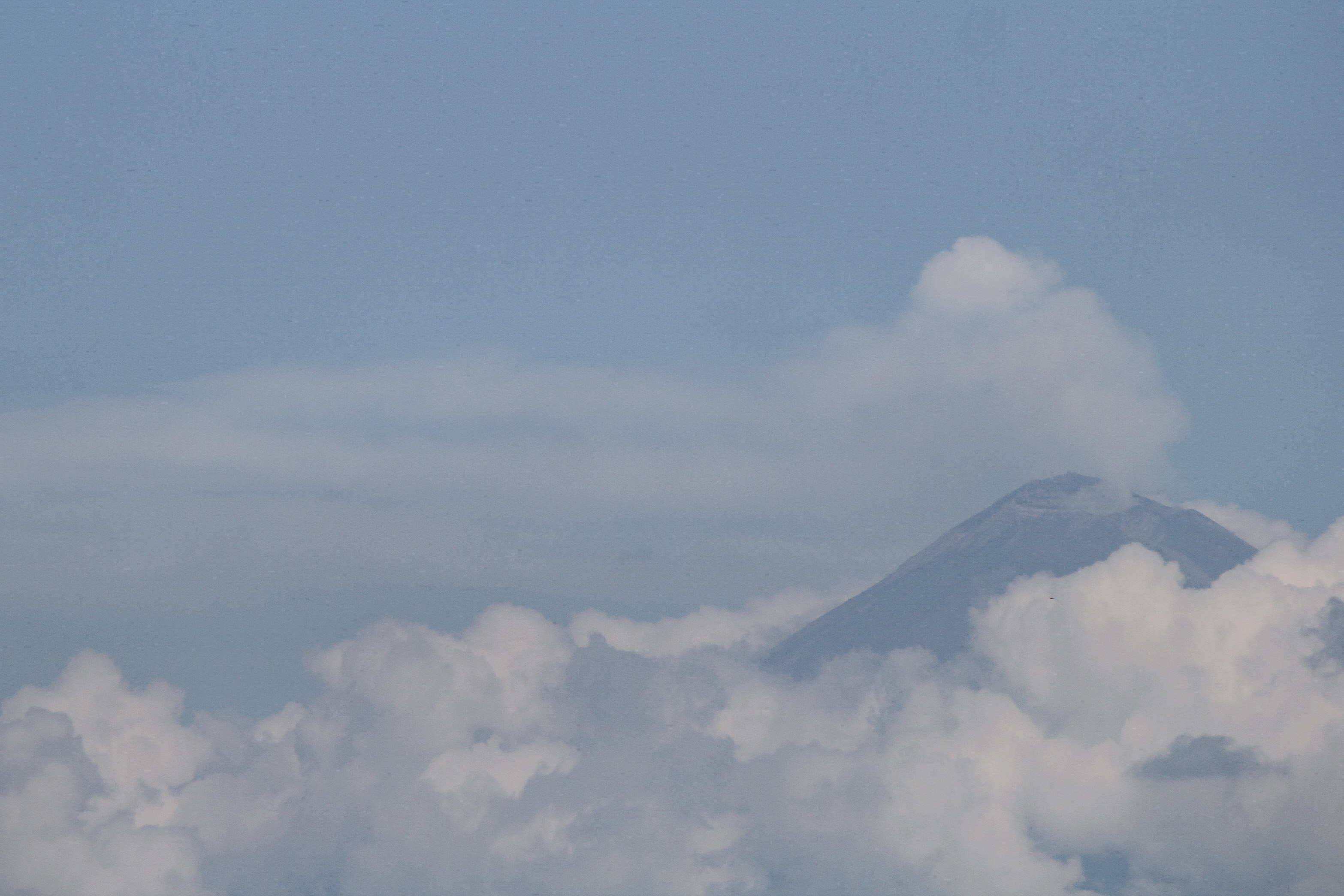 VIDEO Popocatépetl amanece rodeado de nubes y con fumarola