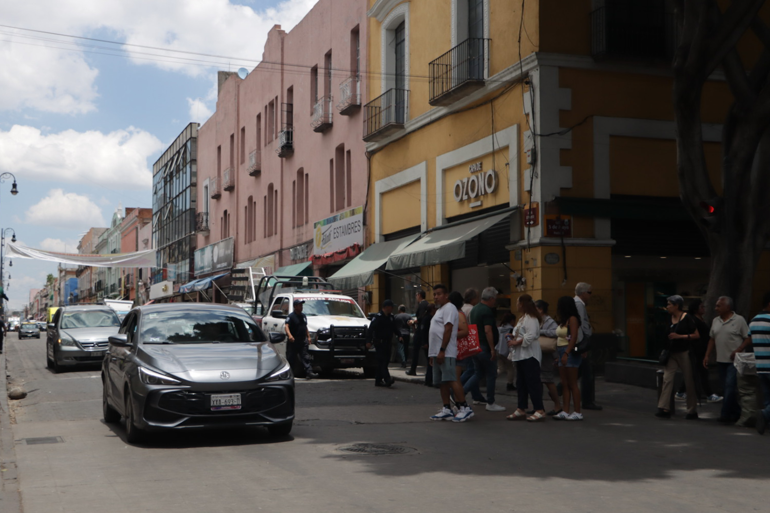 Vehículos ya circulan en calles del Centro Histórico de Puebla que fueron reabiertas
