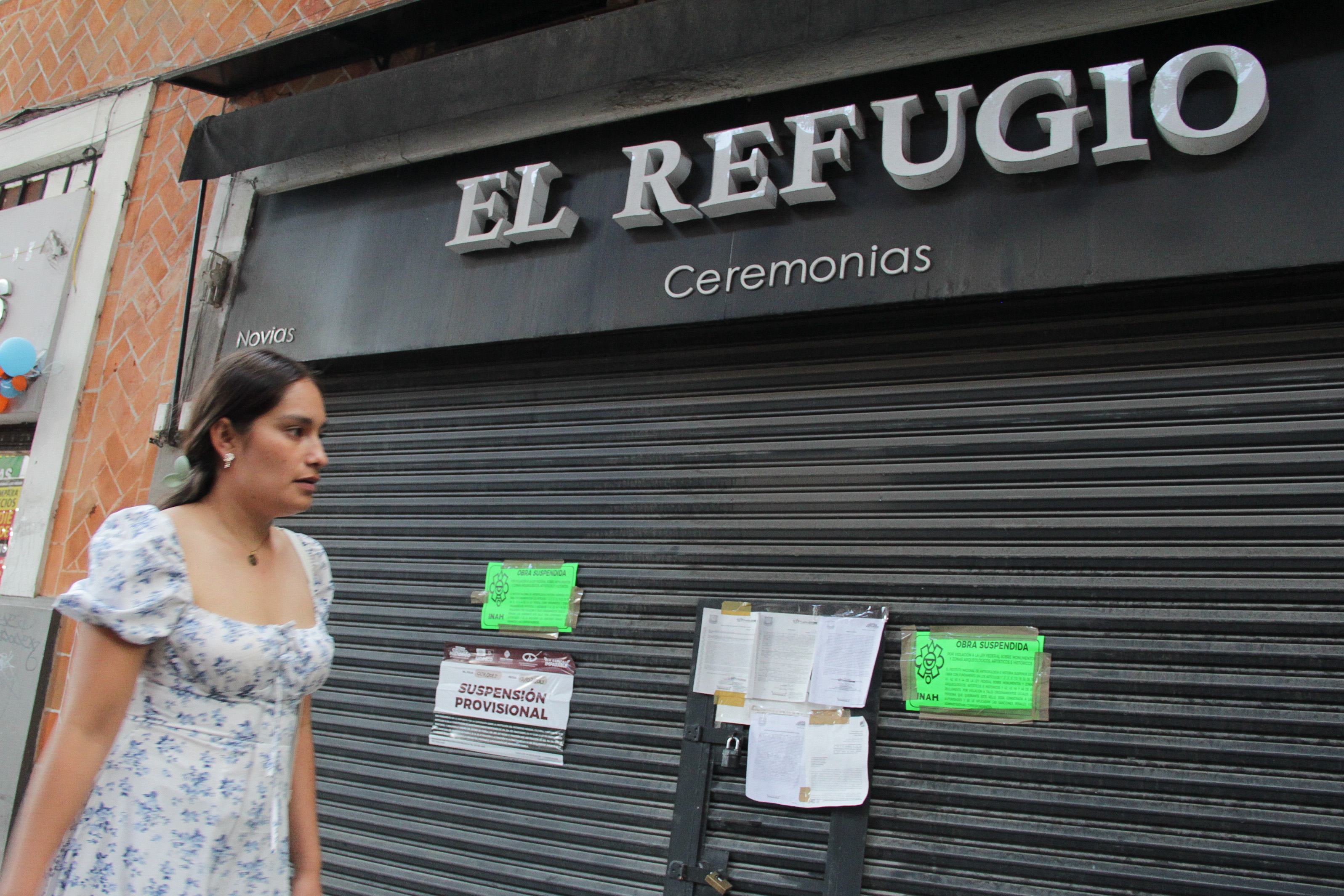 VIDEO Colocan sellos de clausura a la tienda de novias El Refugio