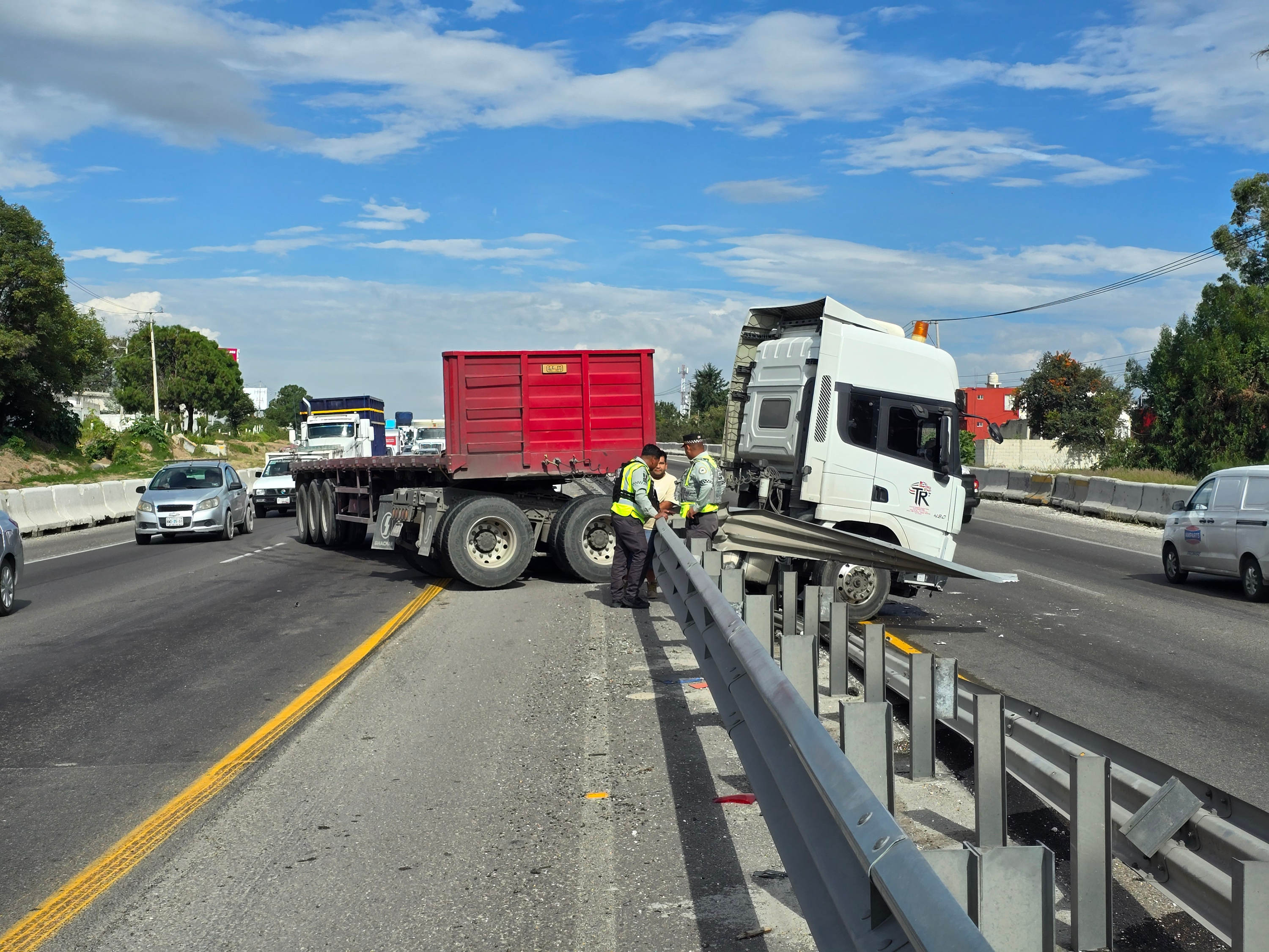 Intenso tráfico por accidente de tráiler en la autopista México-Puebla ...