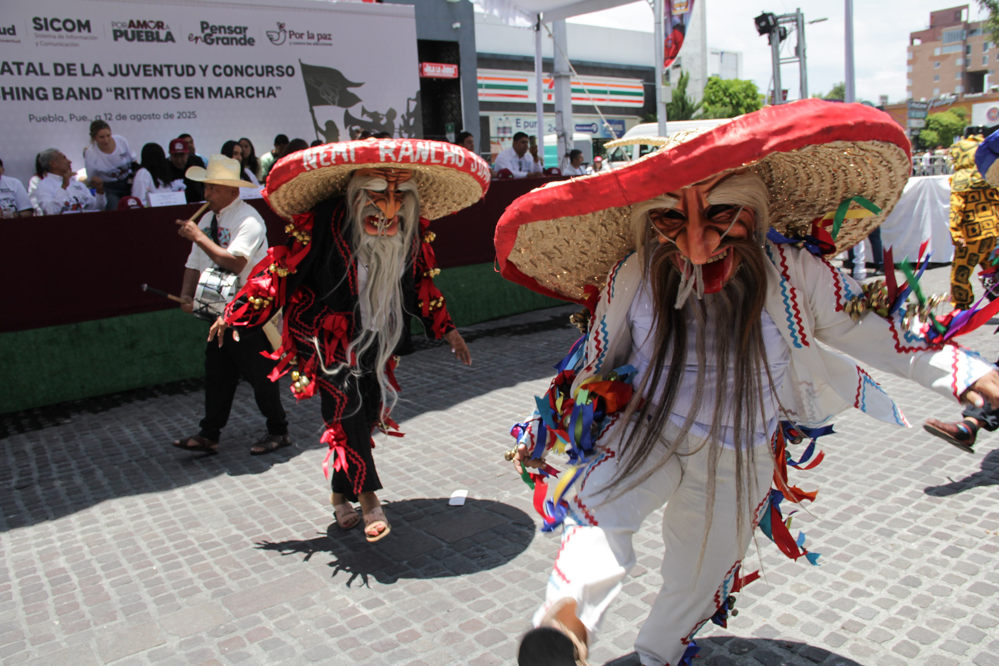 VIDEO Realizan desfile y concurso de Bandas en Puebla por el Día de la Juventud