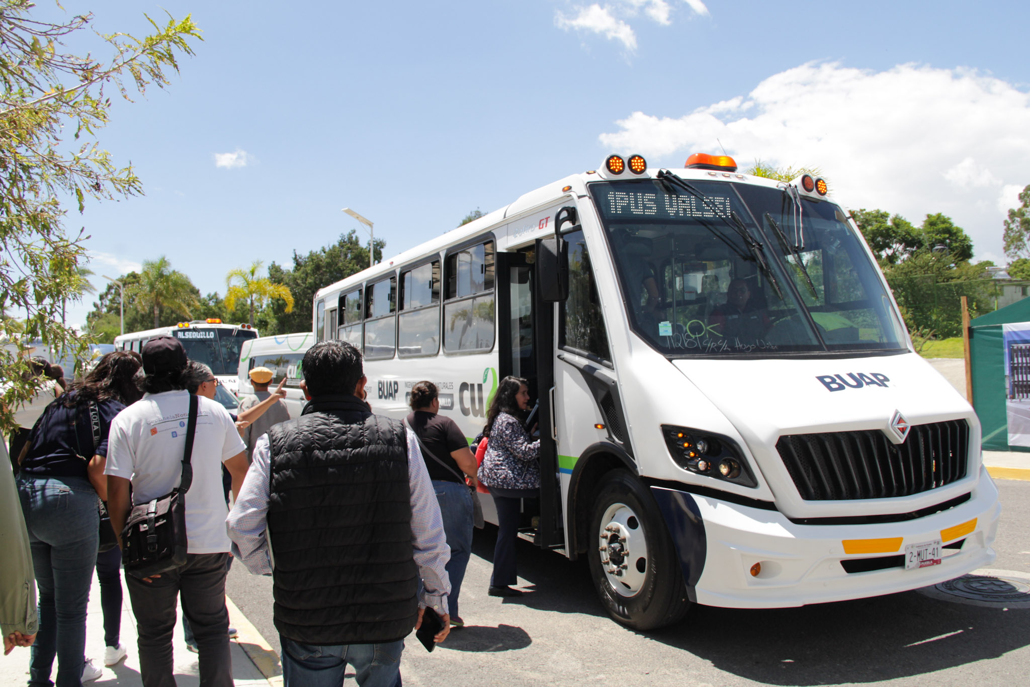 VIDEO Estos son los 19 nuevos camiones de transporte de estudiantes de la BUAP
