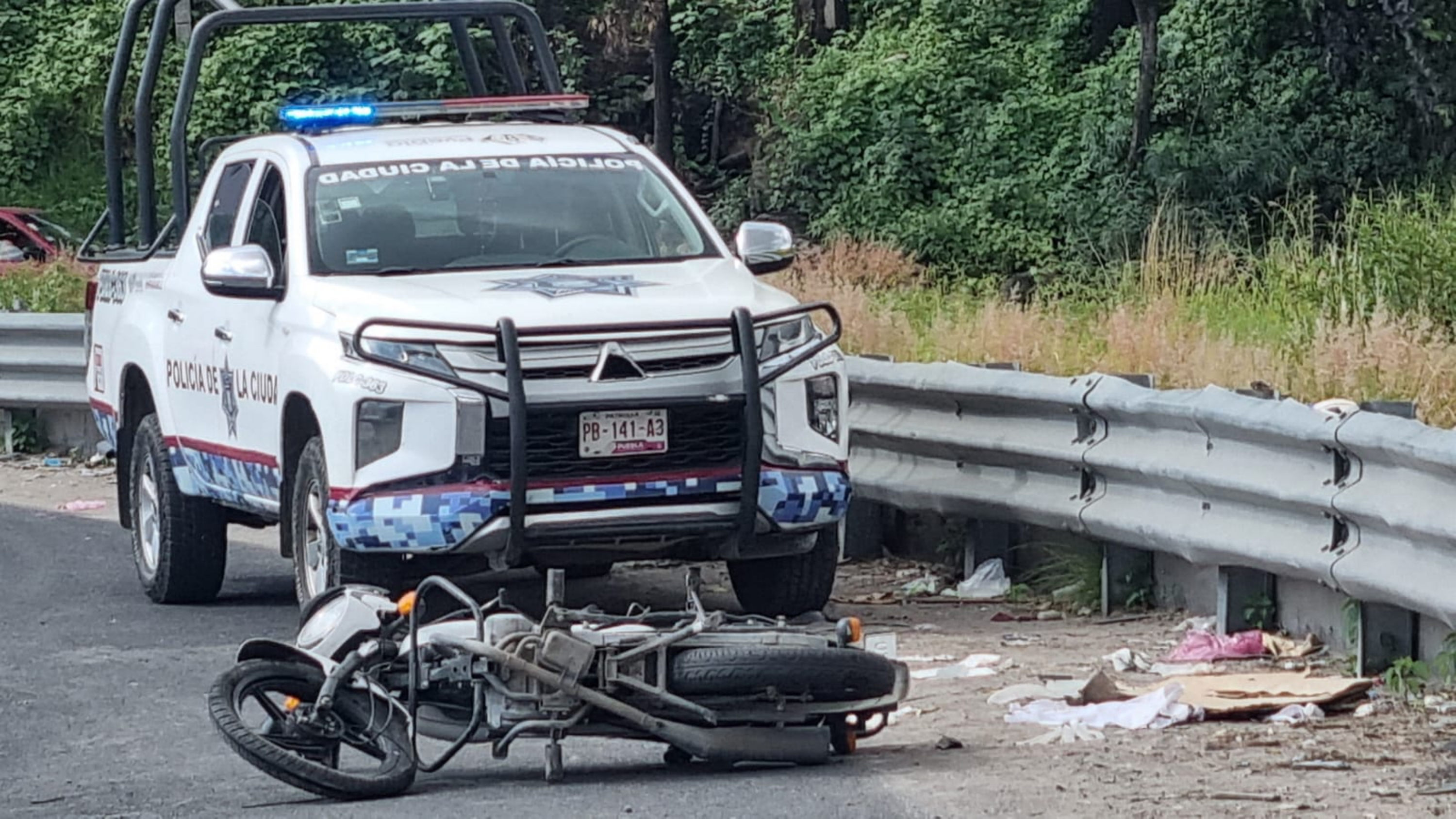 Balean a par de motociclistas y derrapan en la Vía Corta a Santa Ana, en Puebla