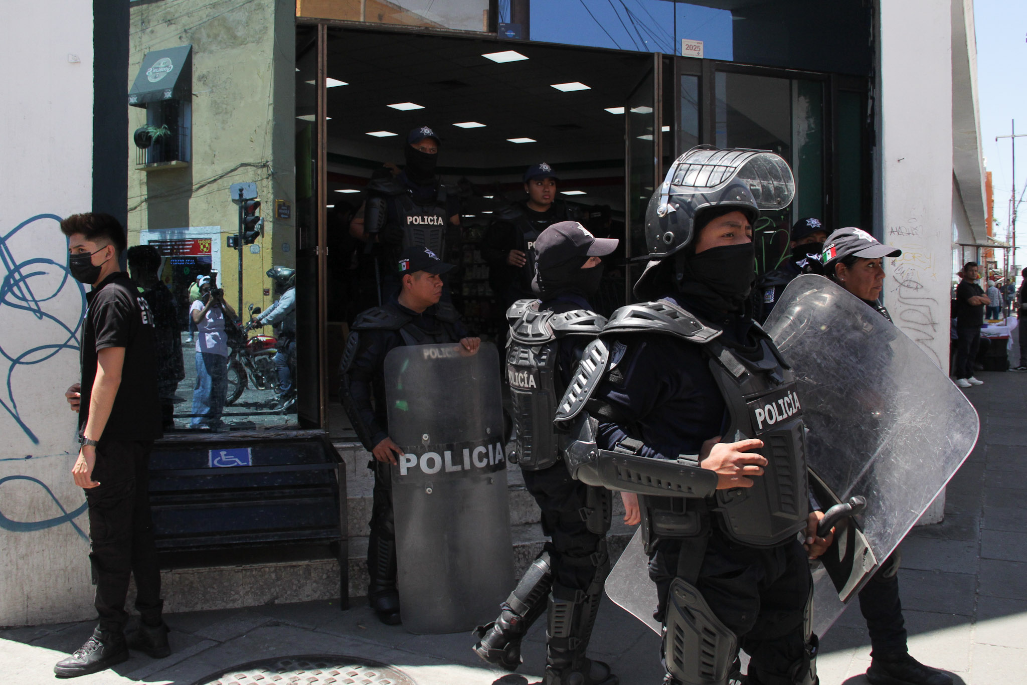 Comercio Exterior realiza operativo en tienda china de la 9 Oriente en Puebla