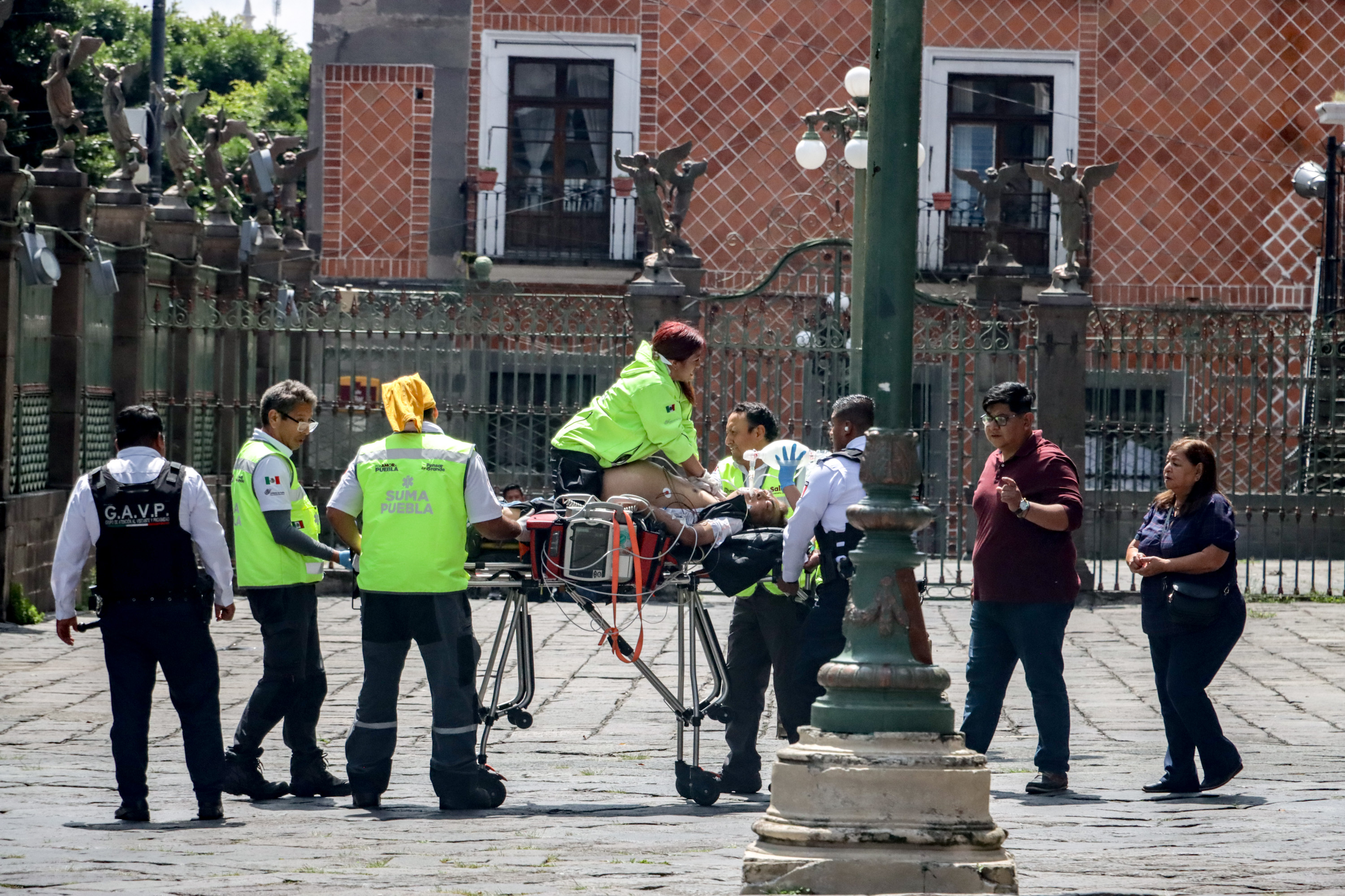 Se desvanece hombre en misa de Catedral de Puebla