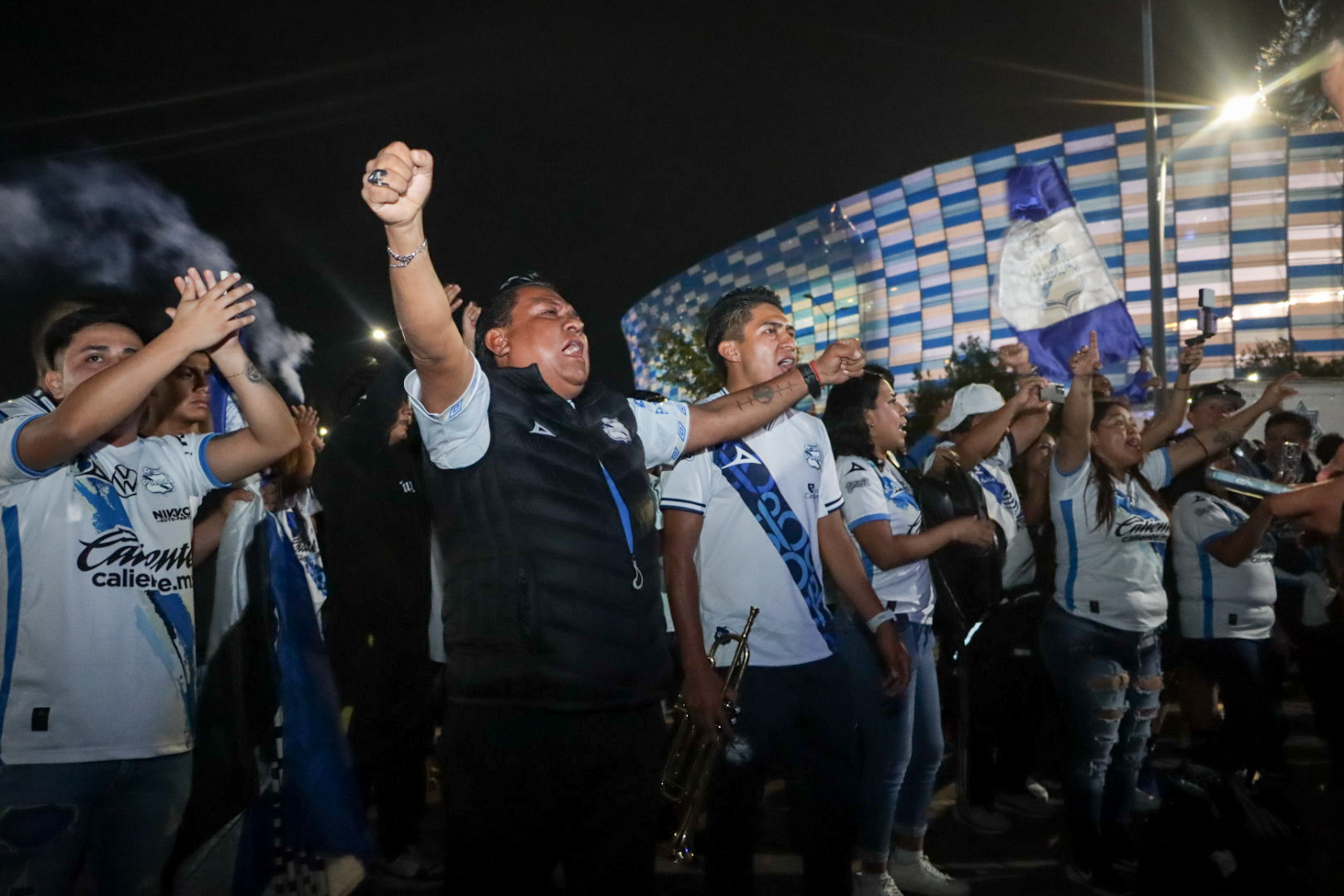 VIDEO Aficionados del Puebla encabezan caravana para apoyar al equipo